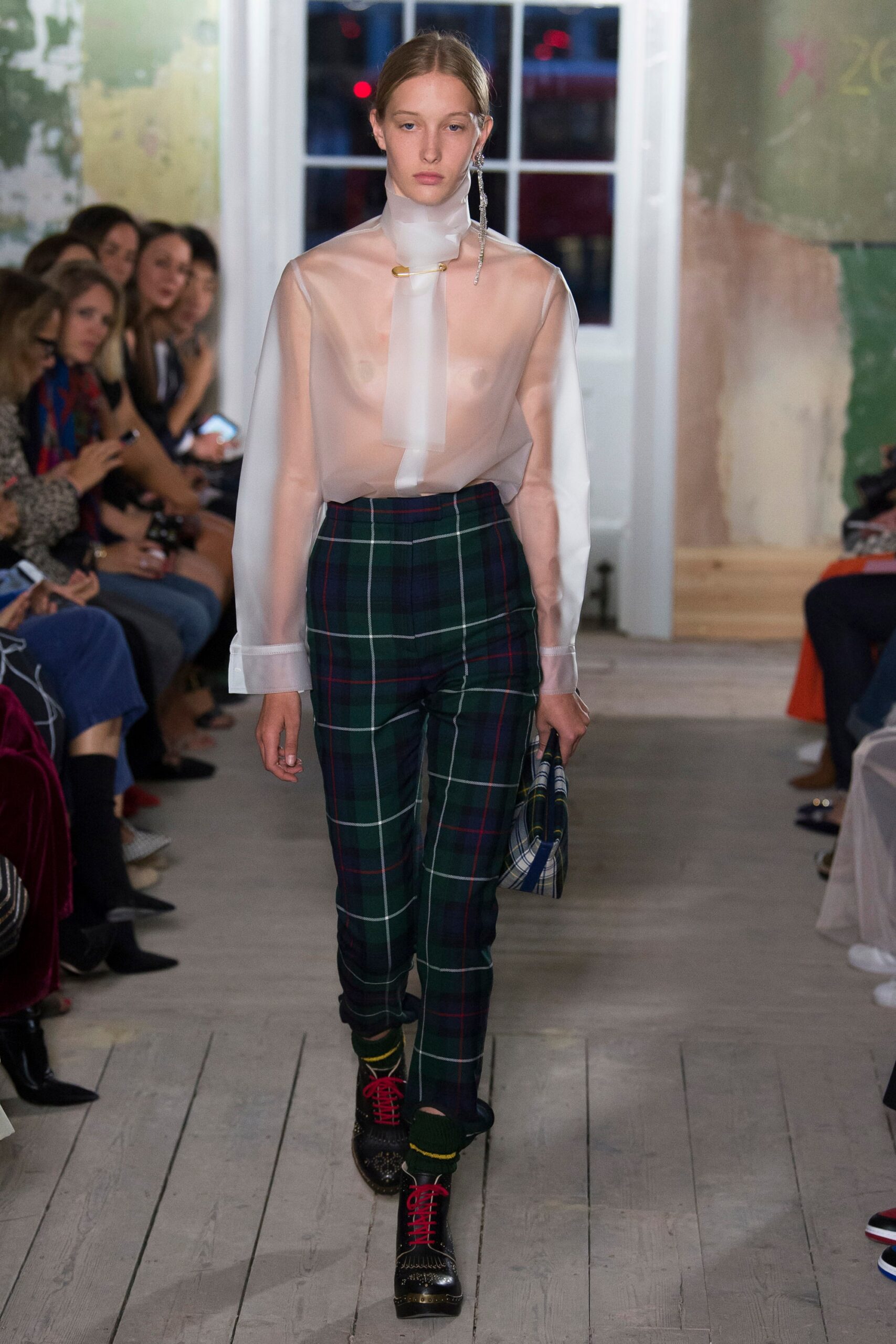 Burberry F/W 17 Look 368