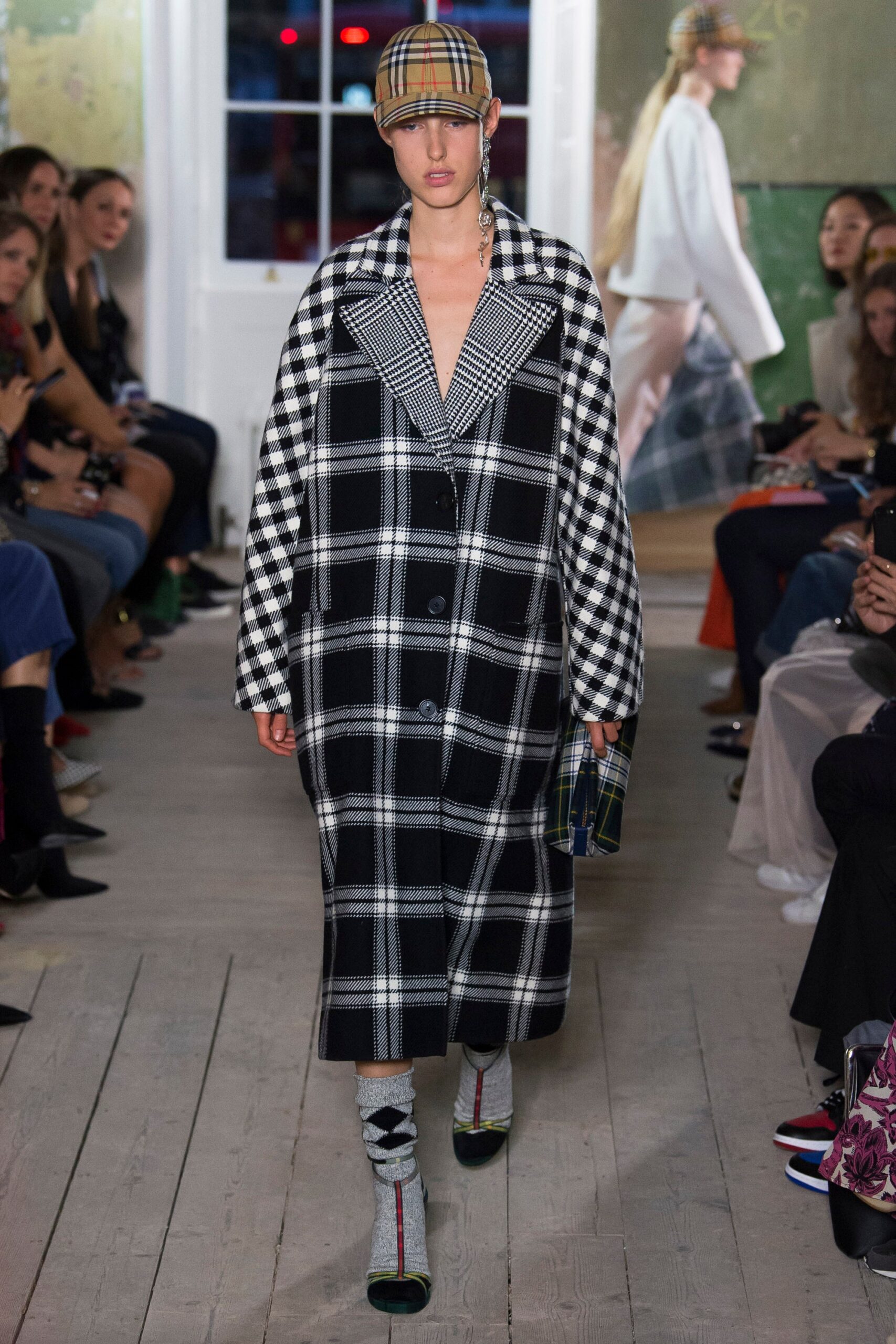 Burberry F/W 17 Look 372