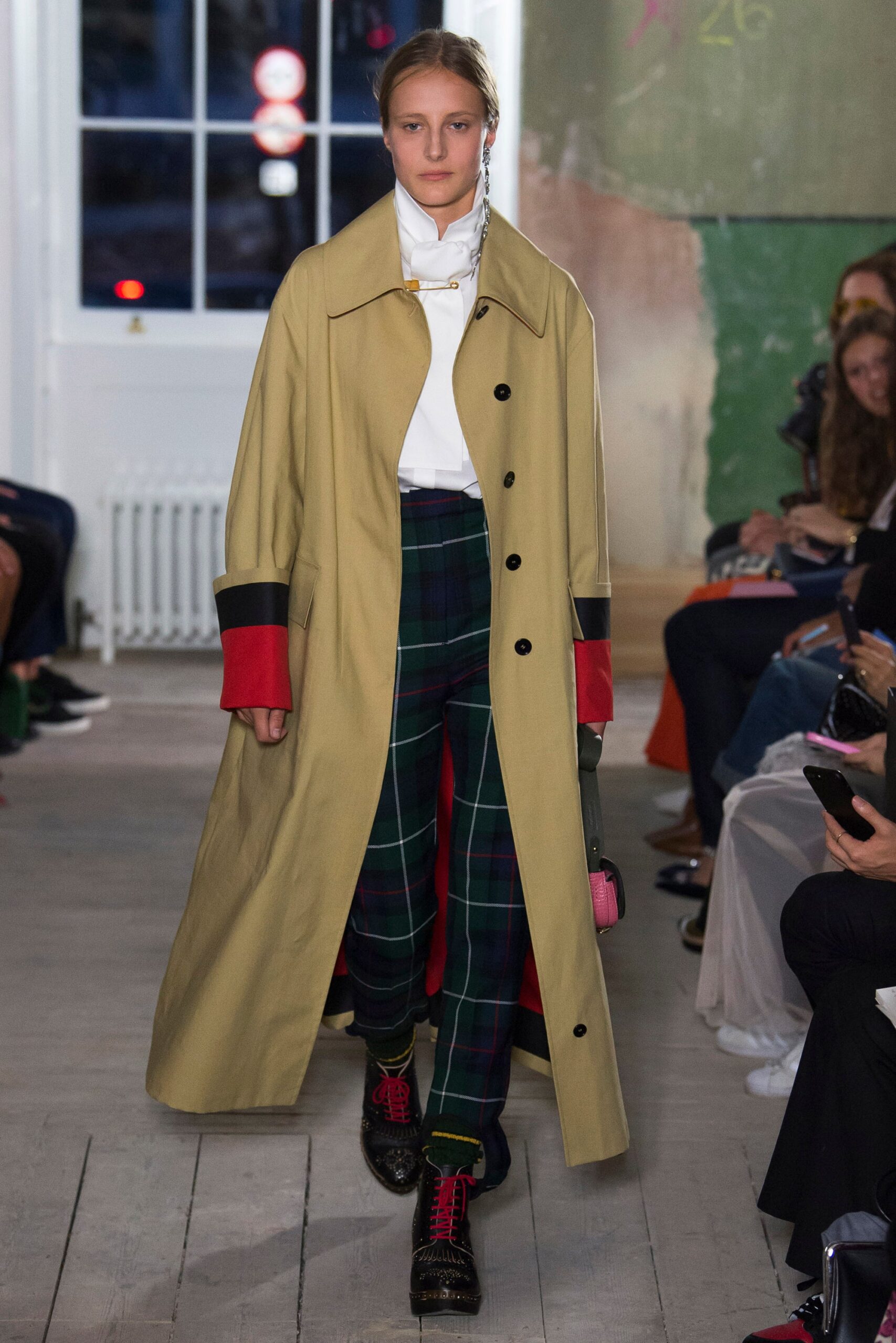 Burberry F/W 17 Look 523