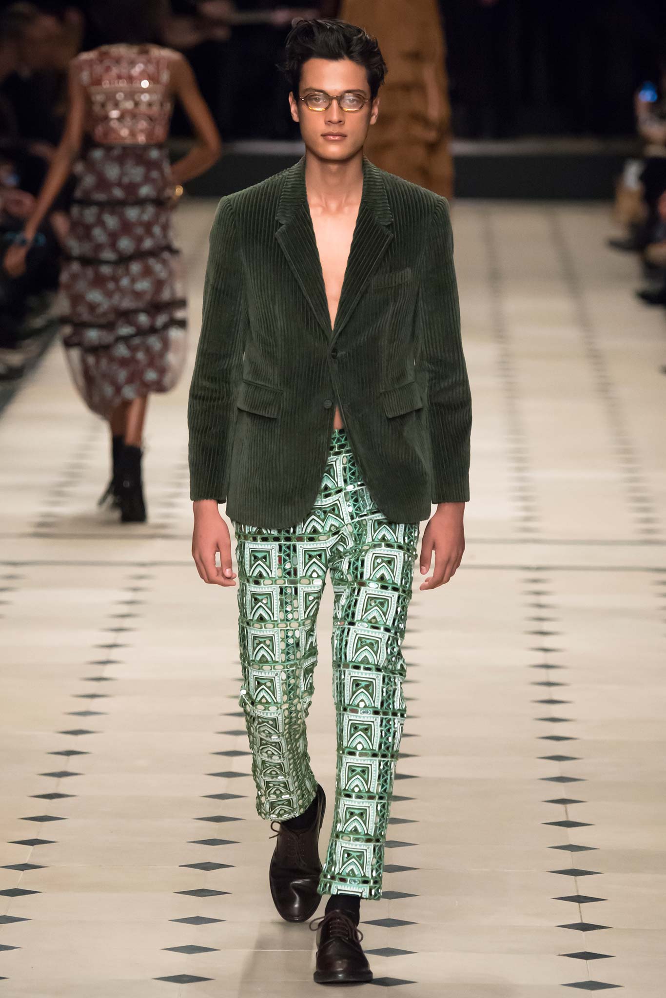 Burberry F/W 15 Look 243