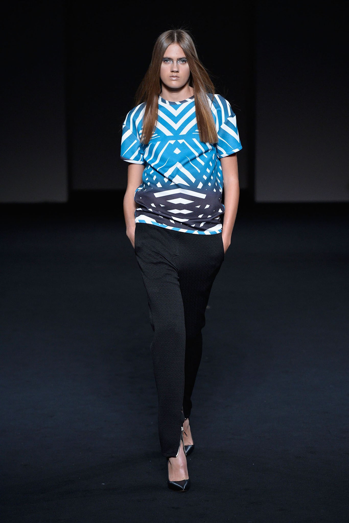 blue geometric print short-sleeve top