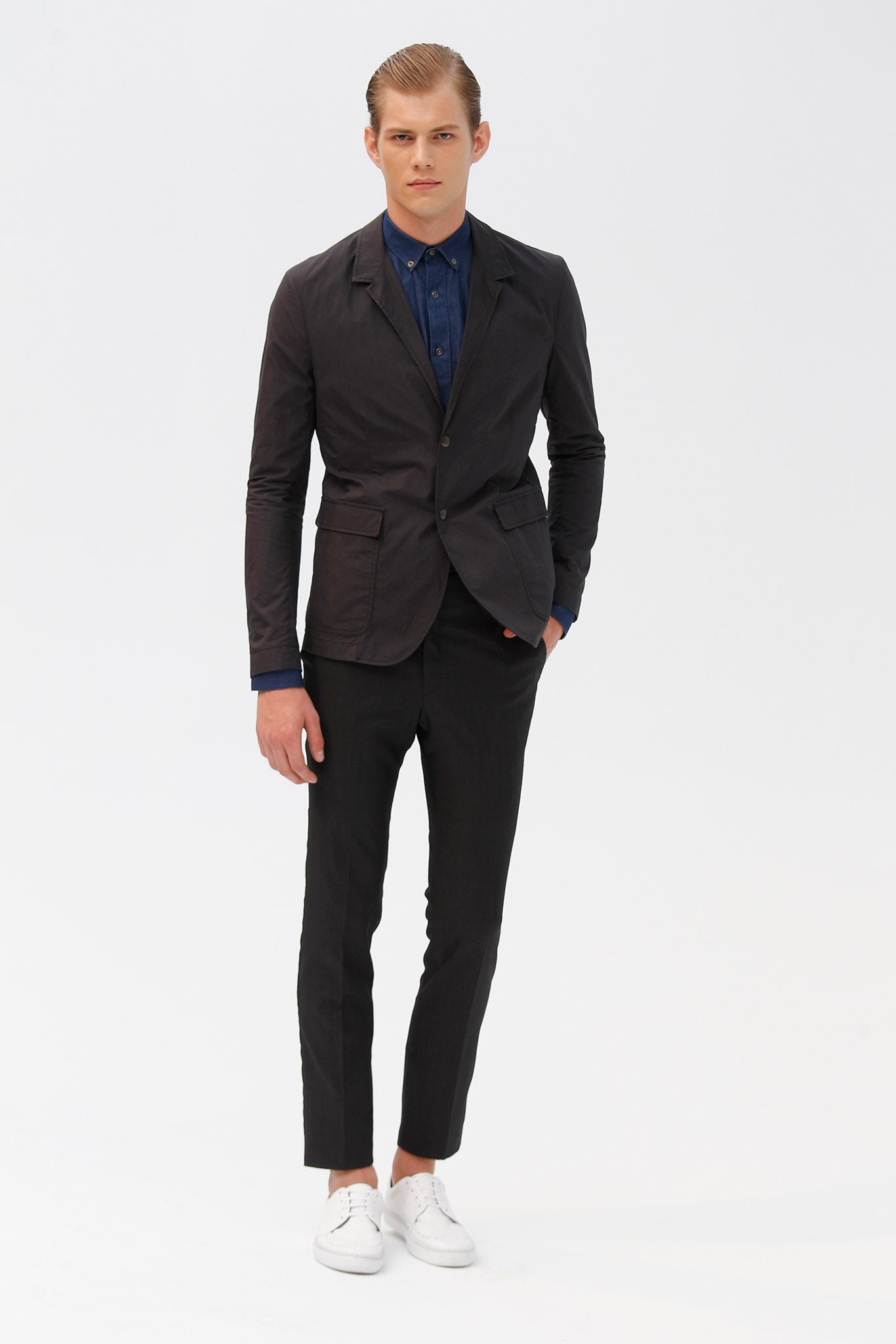 black single-breasted tailored blazer