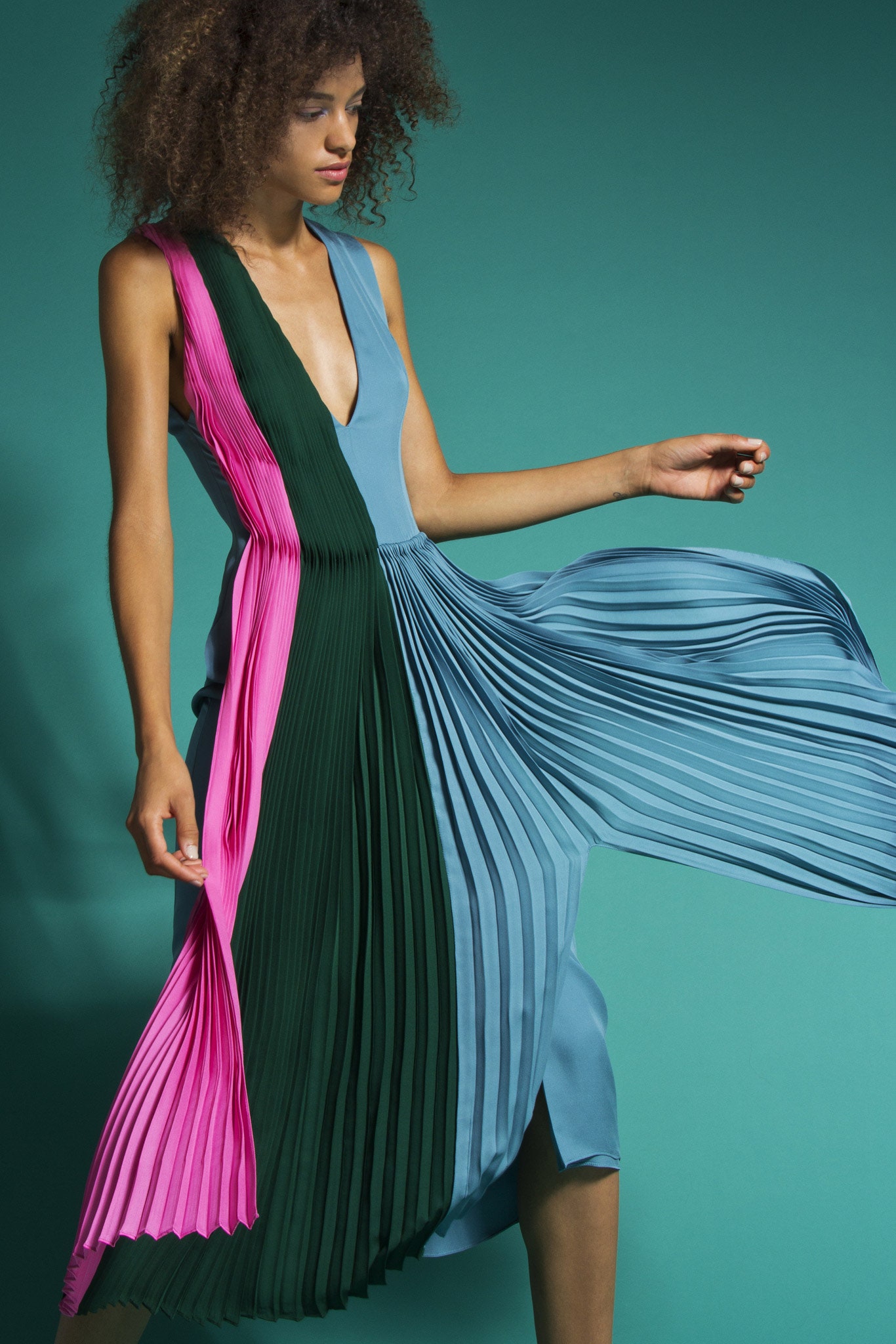 color-block pleated sleeveless midi-dress
