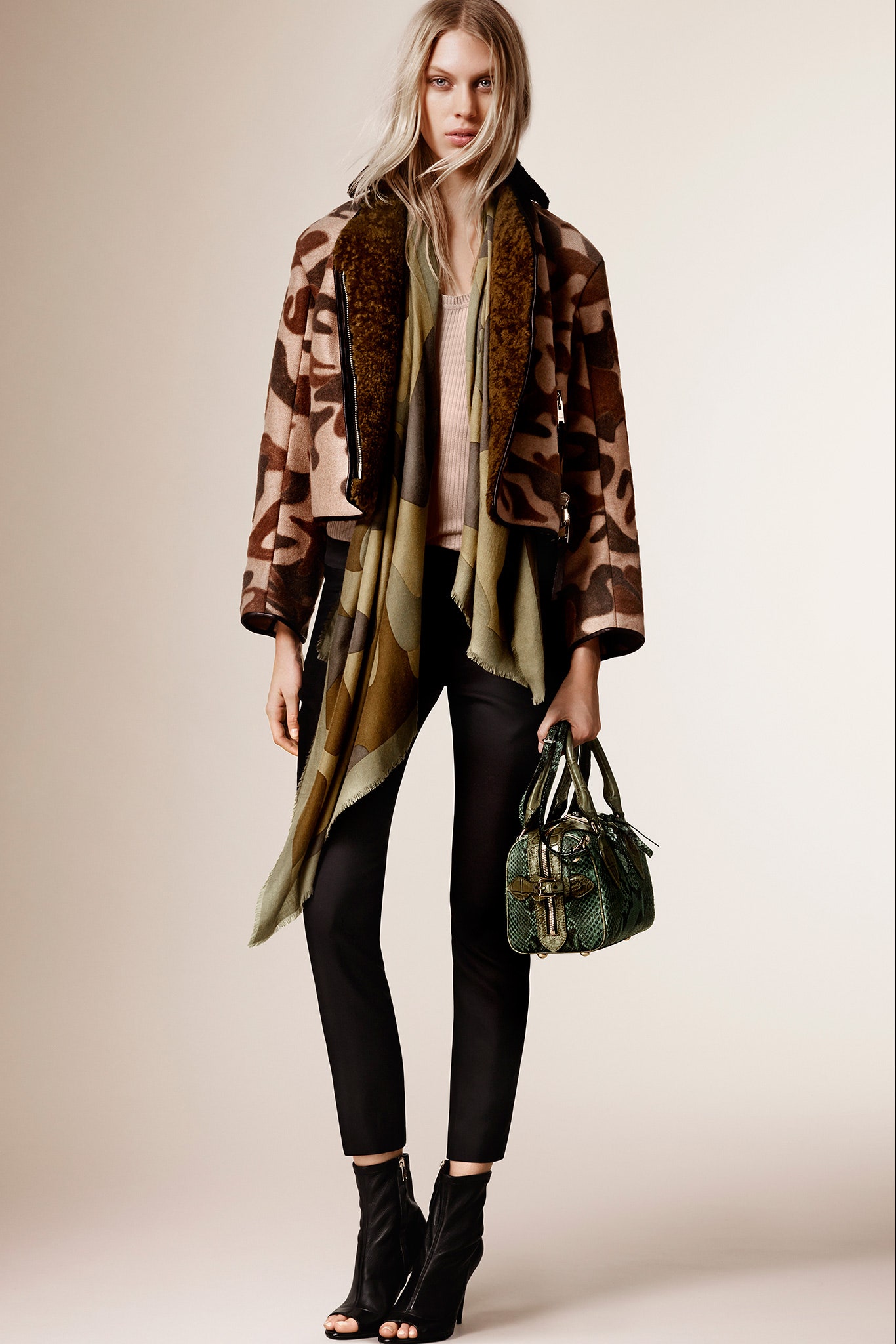 Burberry F/W 15 Look 18