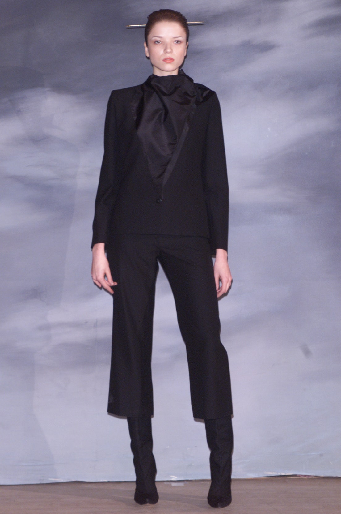 black tailored single-breasted blazer