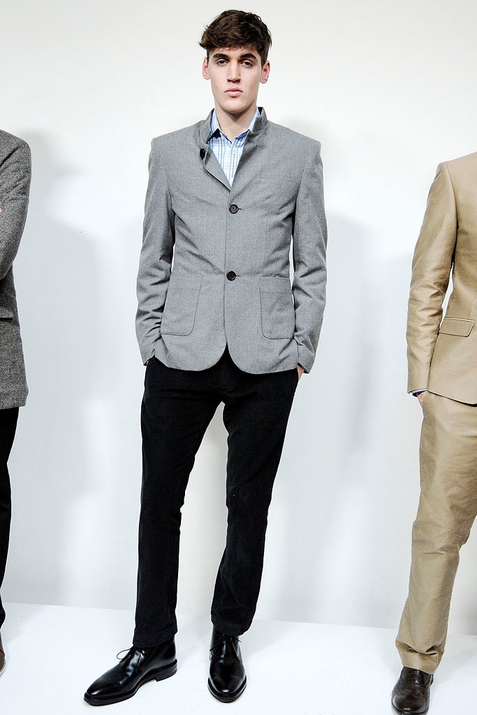 gray single-breasted tailored blazer