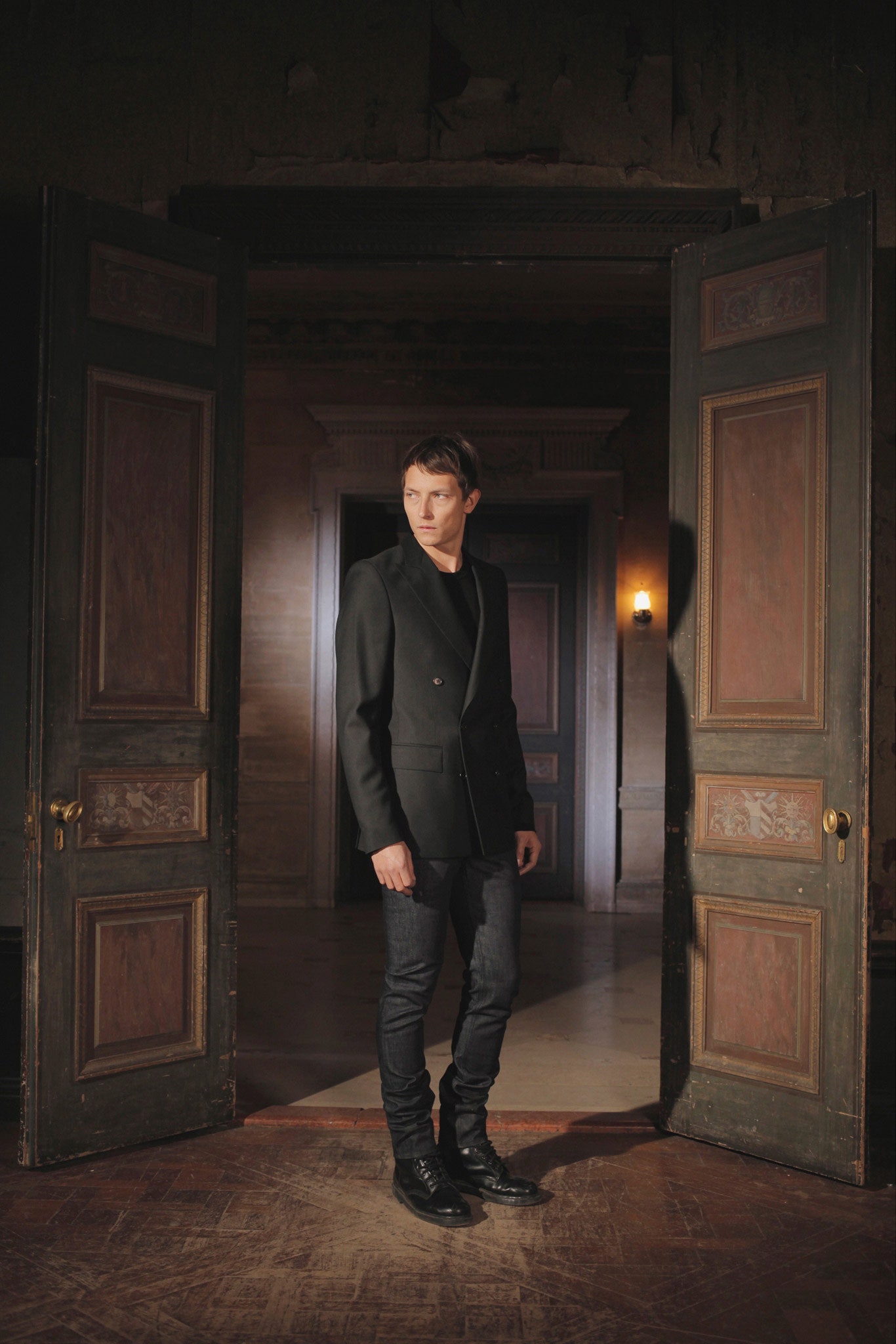 black tailored single-breasted blazer