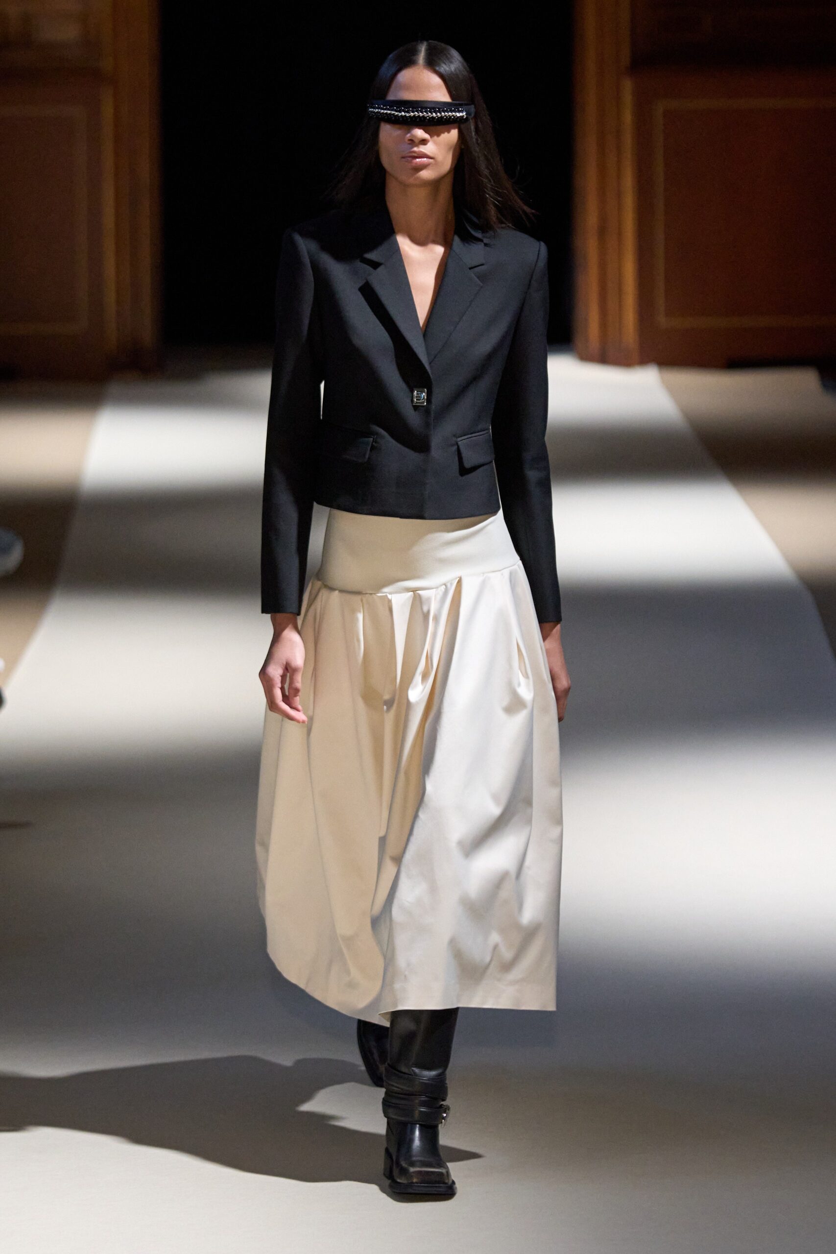 black unknown long-sleeve collared tailored buttoned cropped blazer