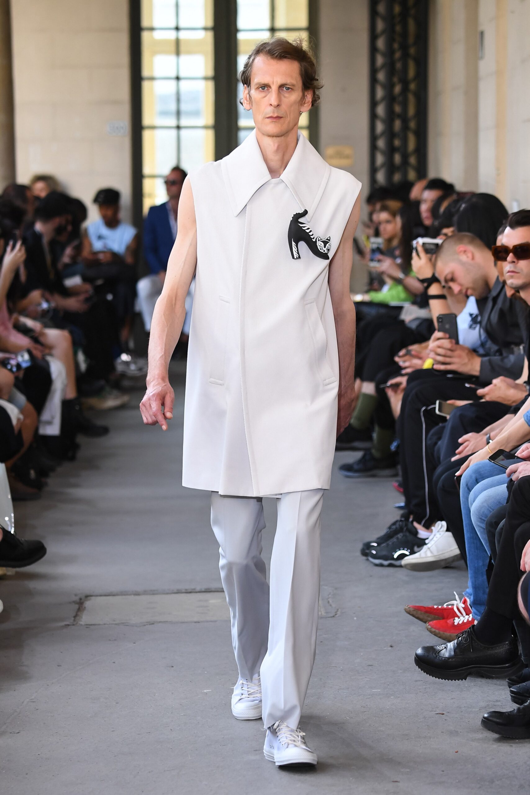 white sleeveless oversized collar coat