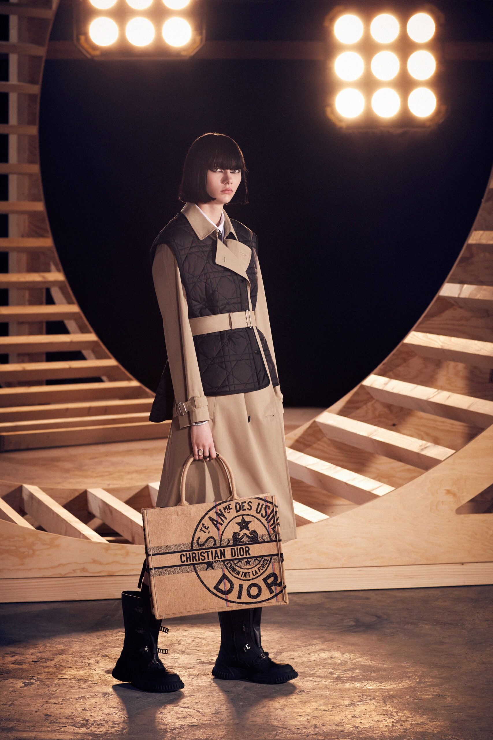 Christian Dior F/W 22 Look 239