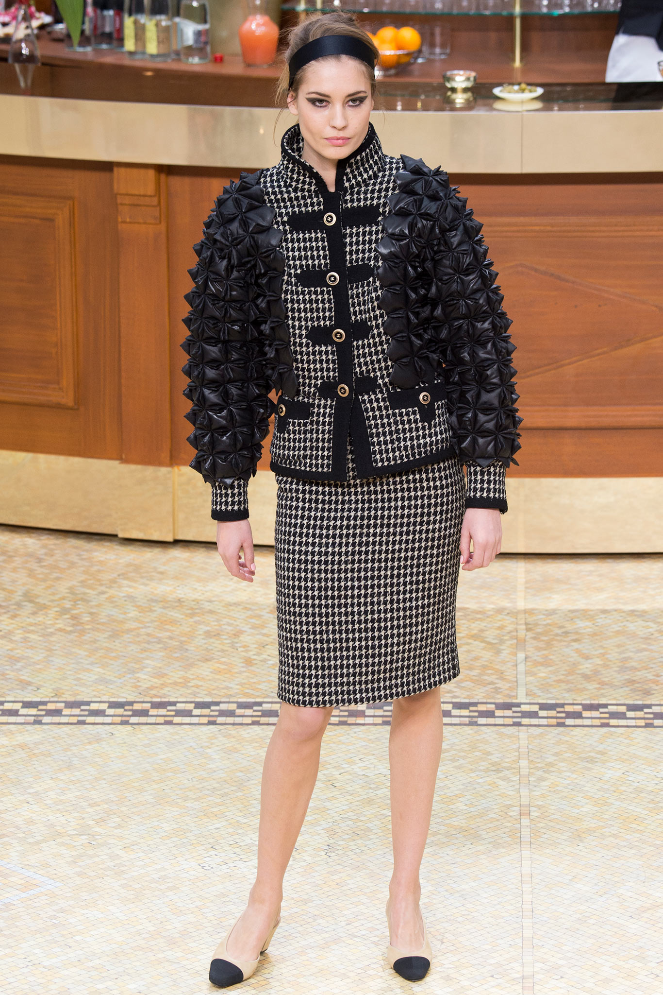 black tweed long-sleeve high-neck structured houndstooth buttoned jacket