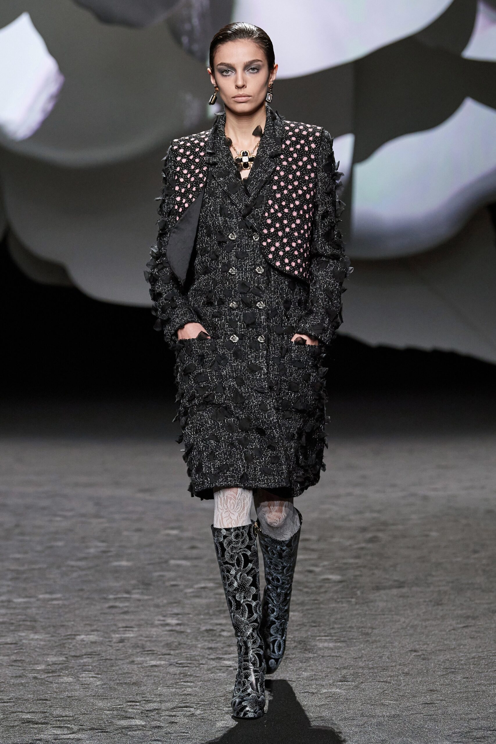 Chanel F/W 23 Look 327