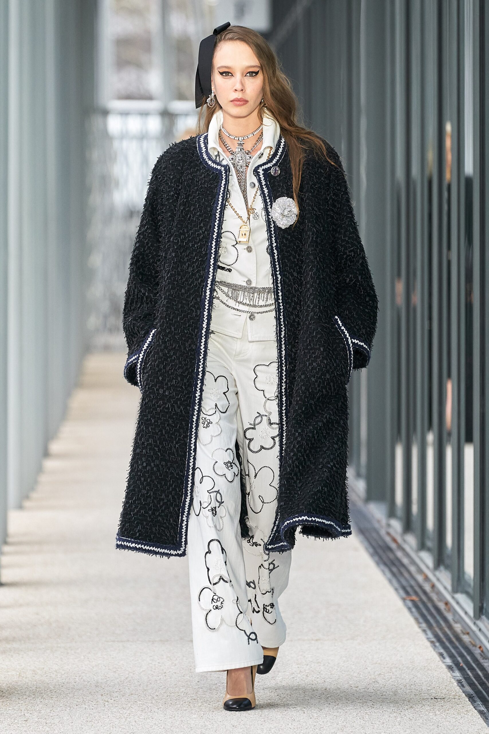 Chanel F/W 22 Look 384