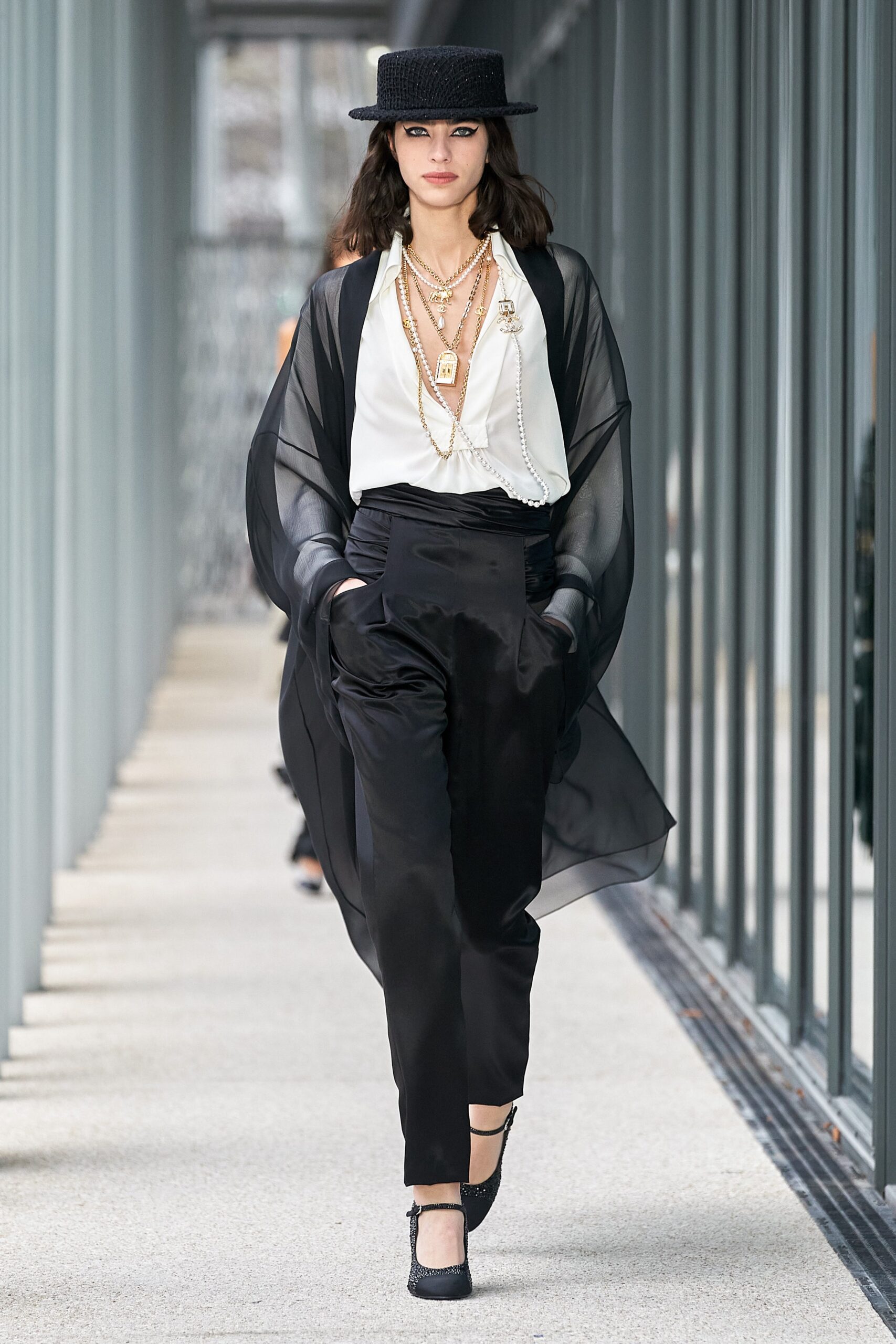 Chanel F/W 22 Look 735