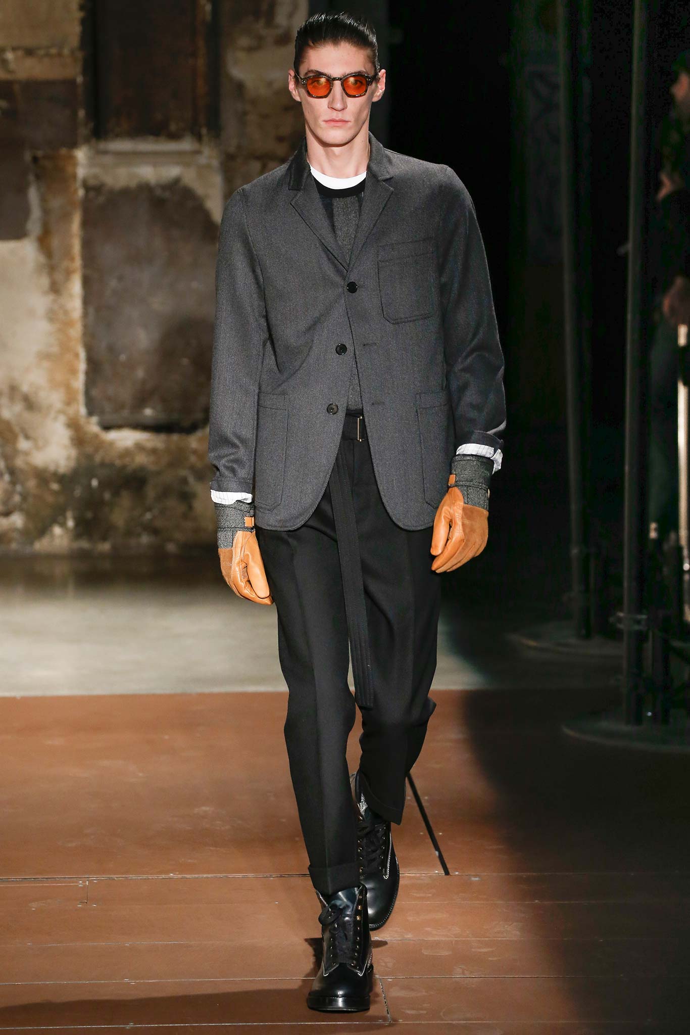 gray tailored single-breasted blazer