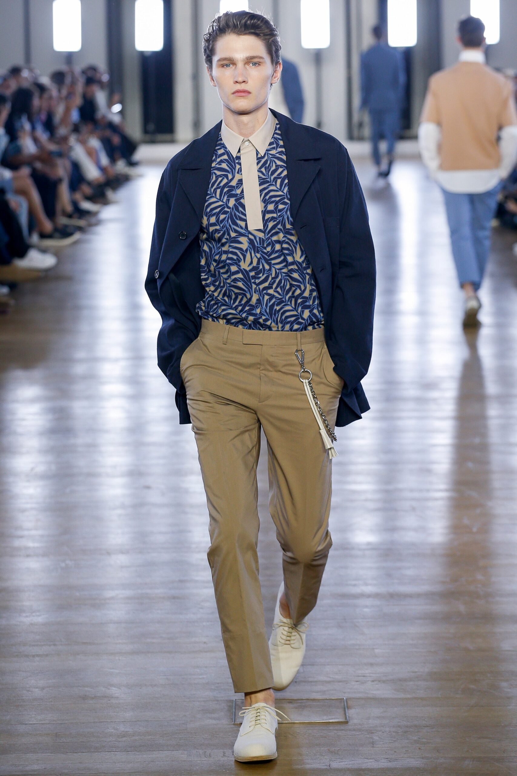 leaf-print collared shirt with tie