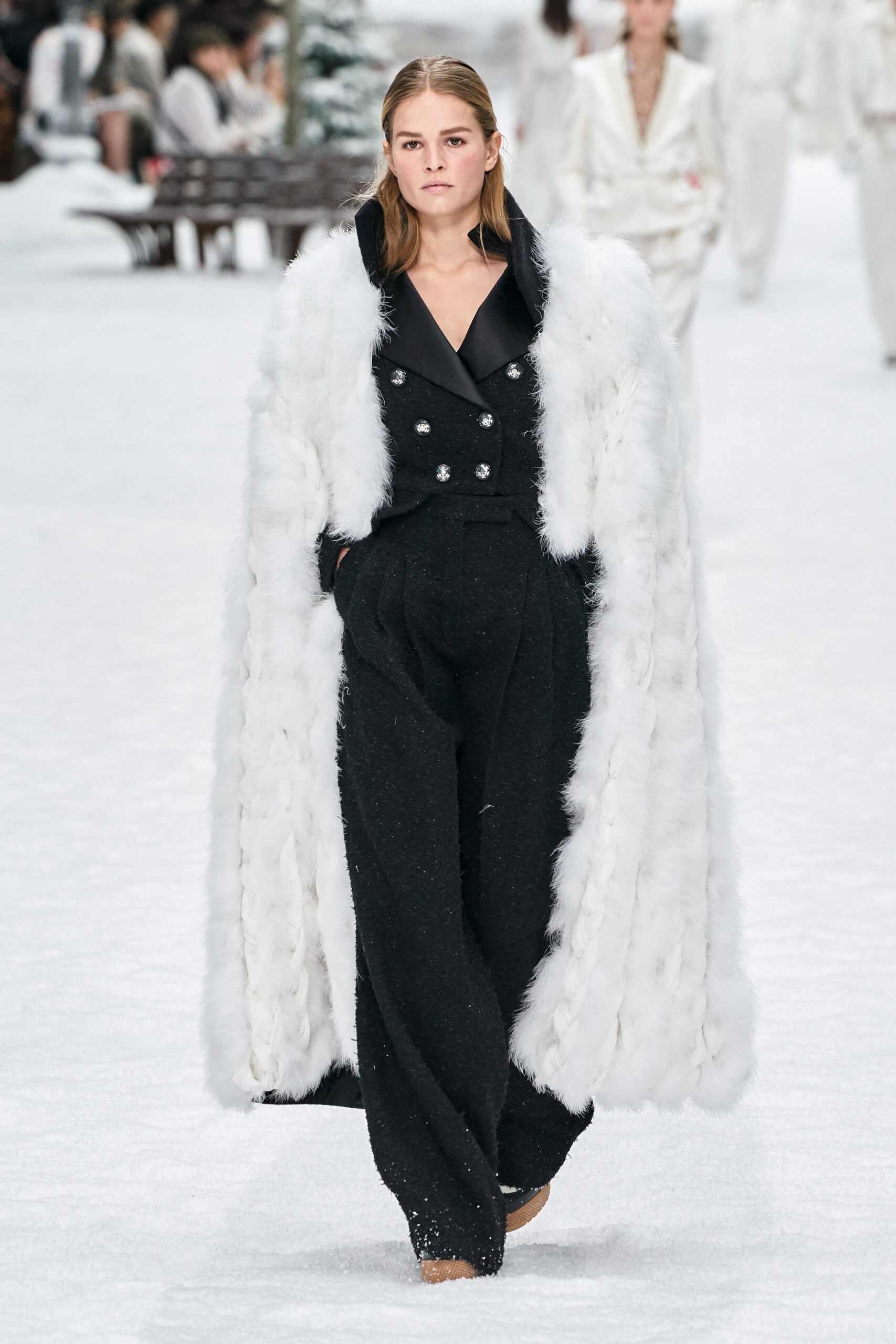 Chanel F/W 19 Look 16