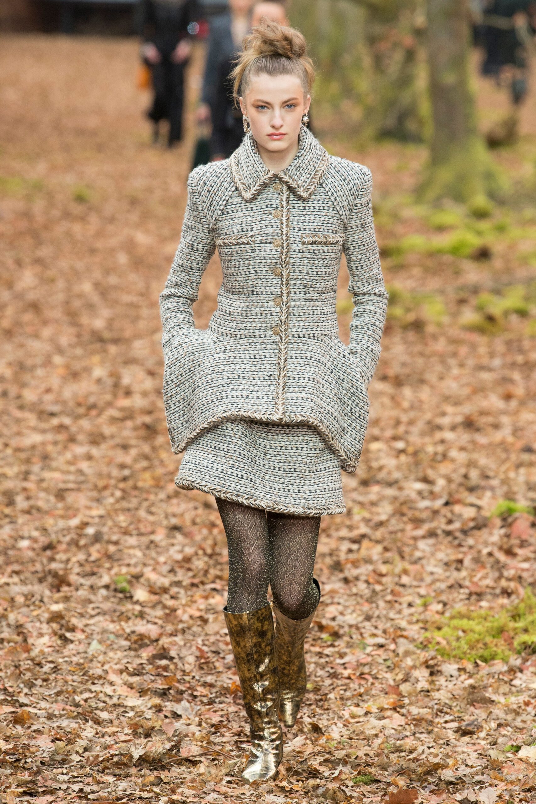 Chanel F/W 18 Look 10