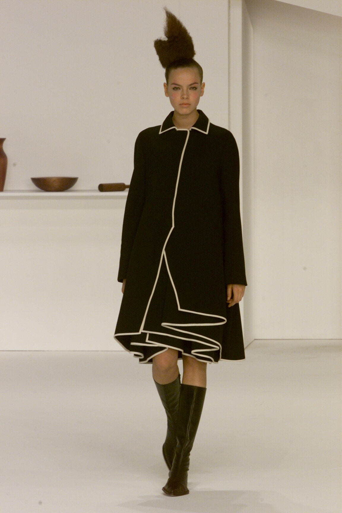 asymmetric ruffle-hem contrast-trim dress