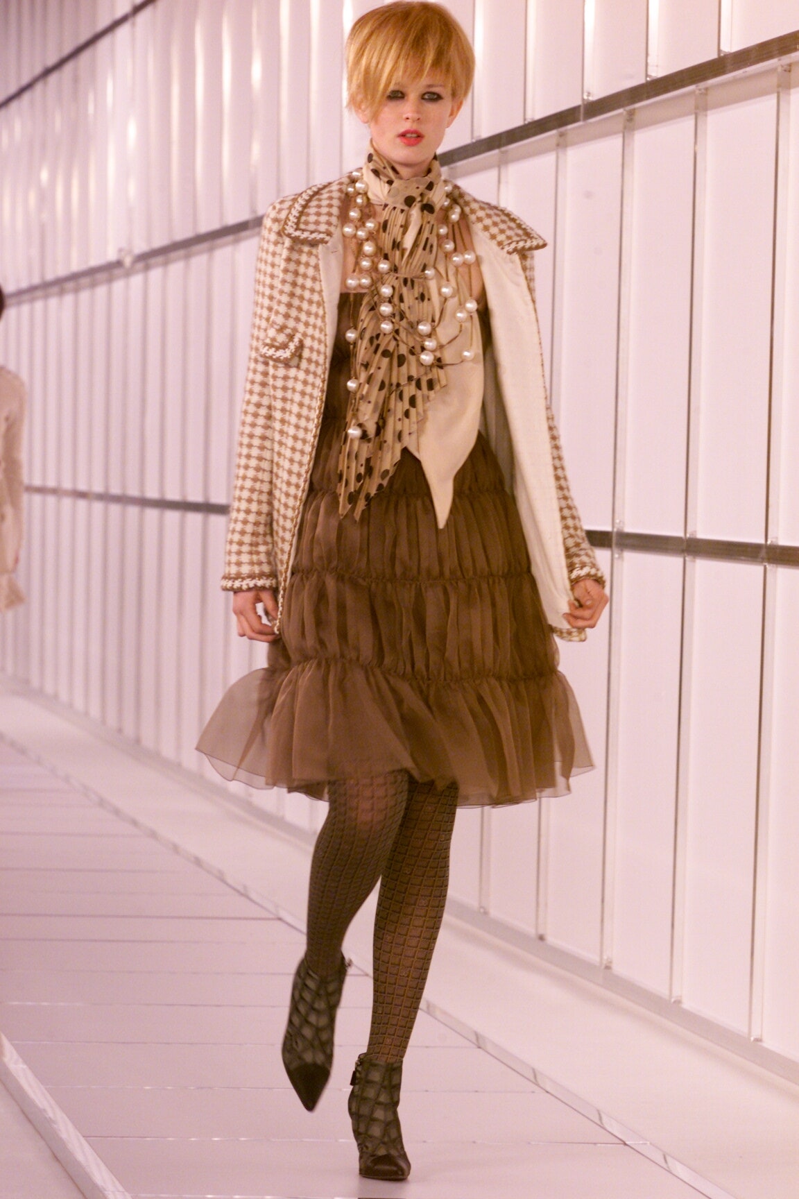 Chanel F/W 00 Look 258