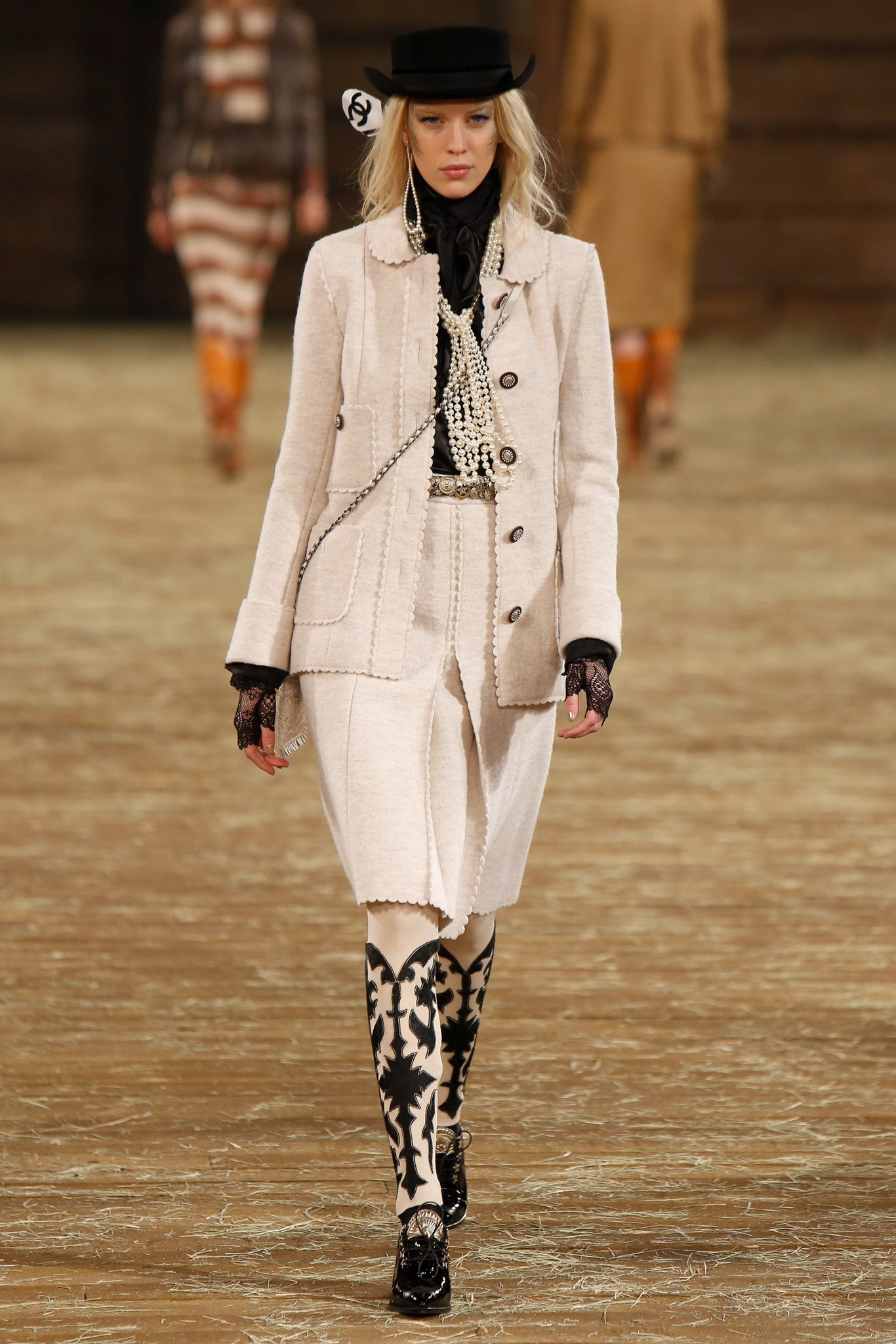 Chanel F/W 14 Look 17