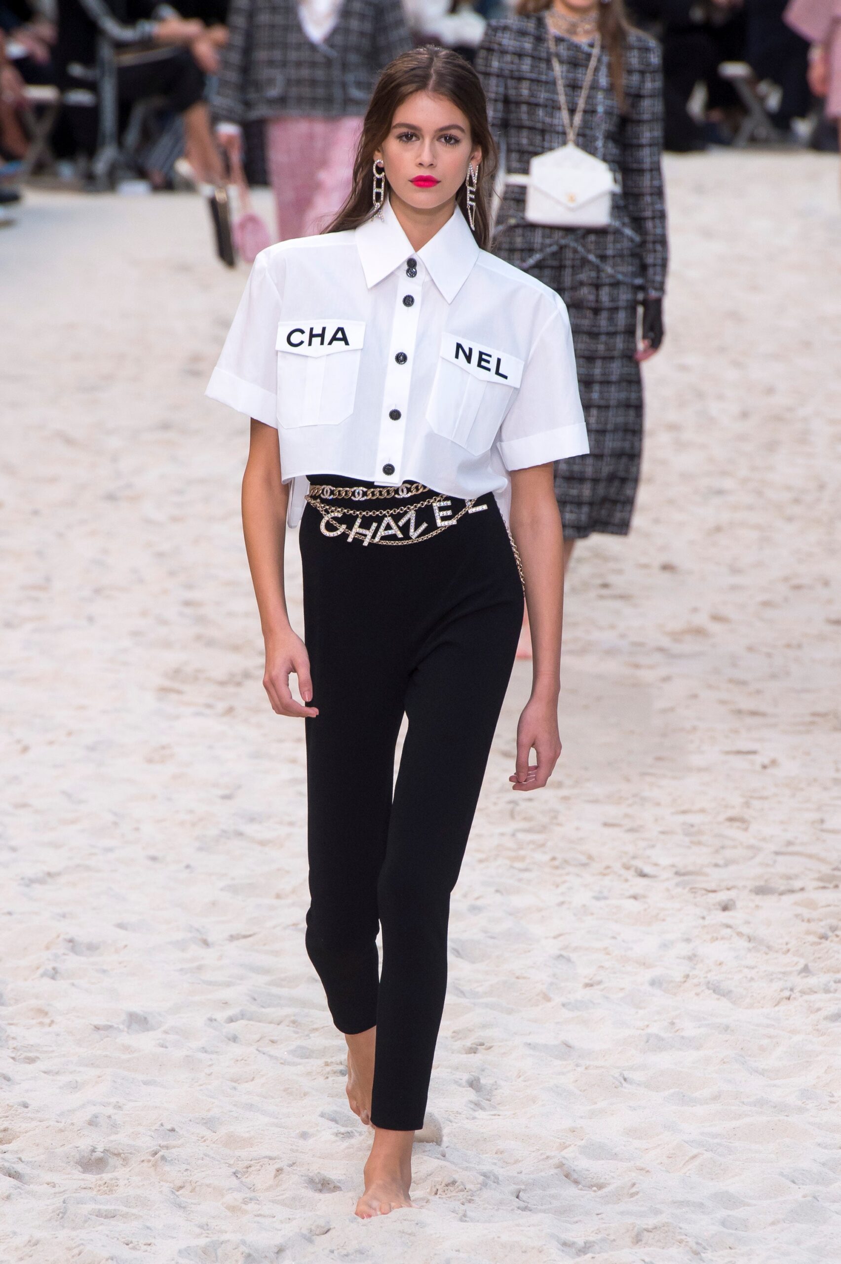 white short-sleeve collared relaxed buttoned pockets cropped shirt