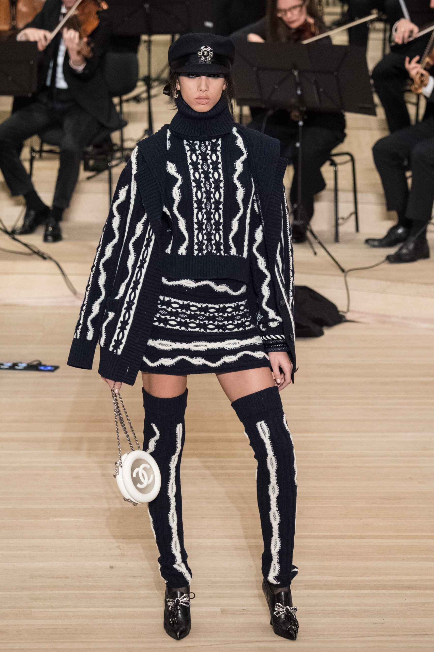 Chanel F/W 18 Look 323