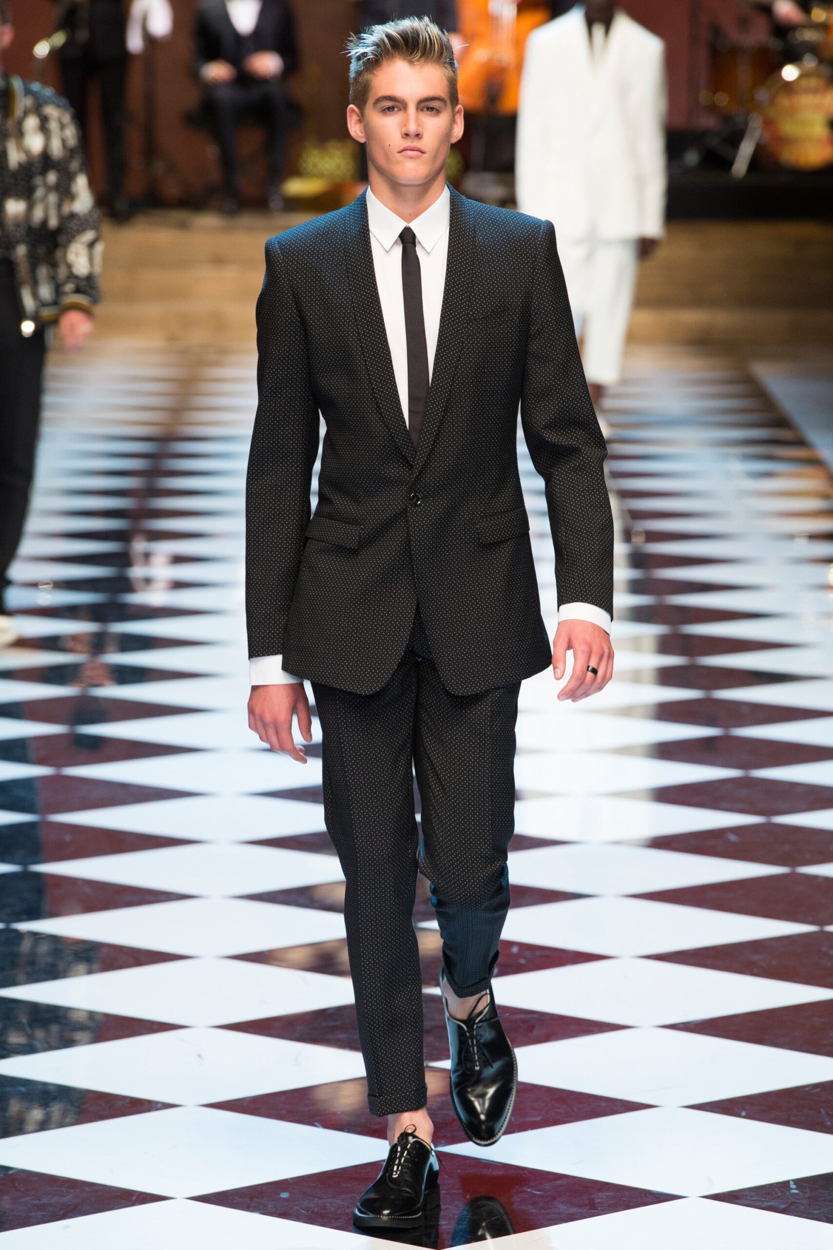 Dolce & Gabbana S/S 17 Menswear Look 1