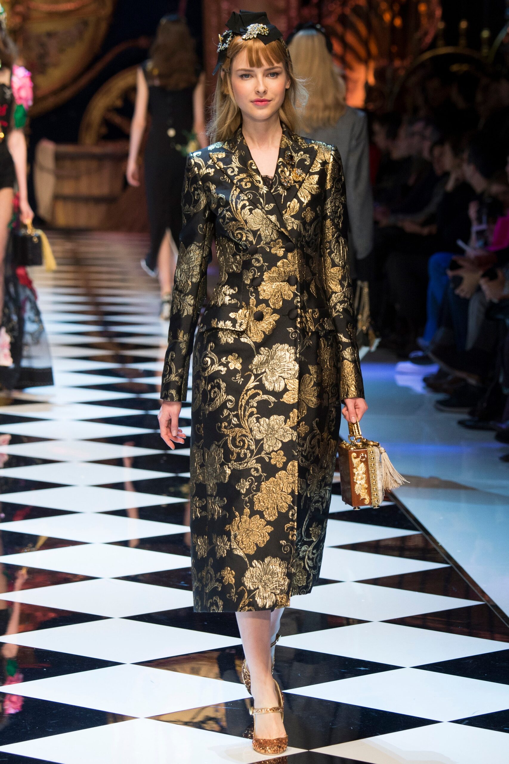 Dolce & Gabbana F/W 16 Look 42