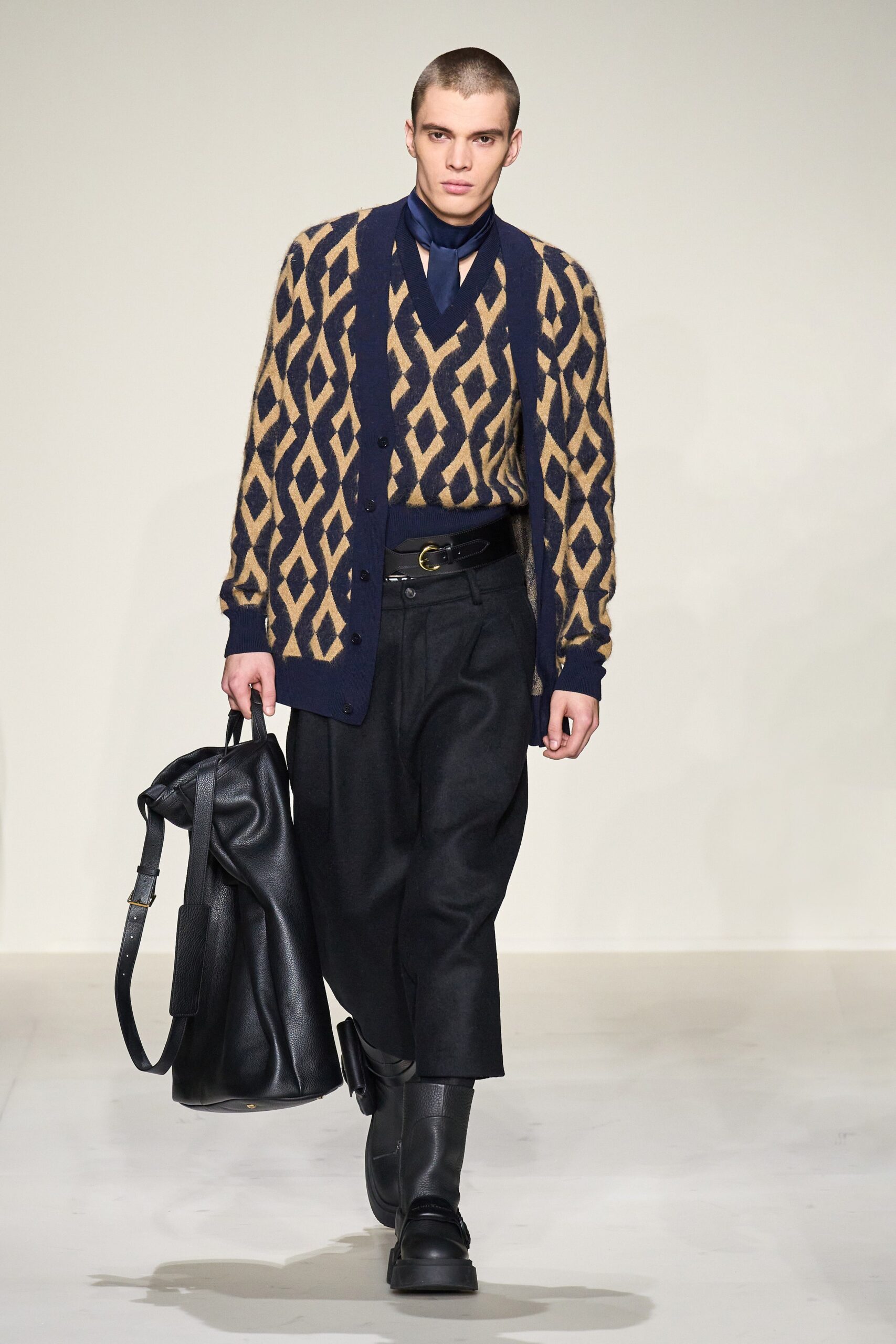 Emporio Armani F/W 23 Menswear Look 40