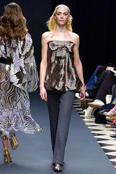 Giles Deacon F/W 04 Look 45