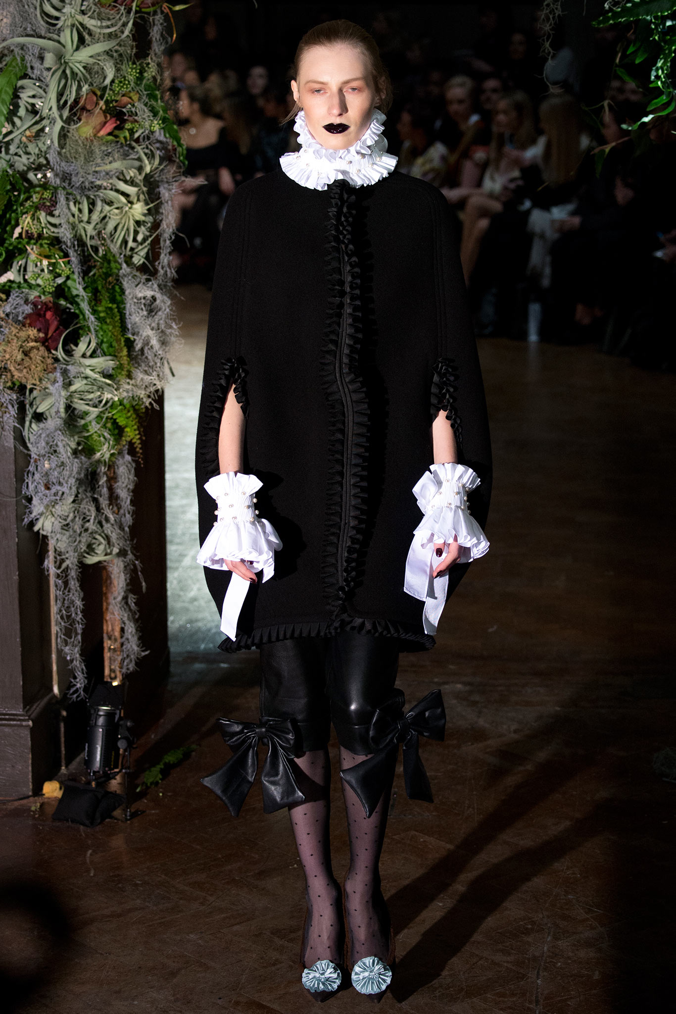 Giles Deacon Fall 2015 Ready-to-Wear