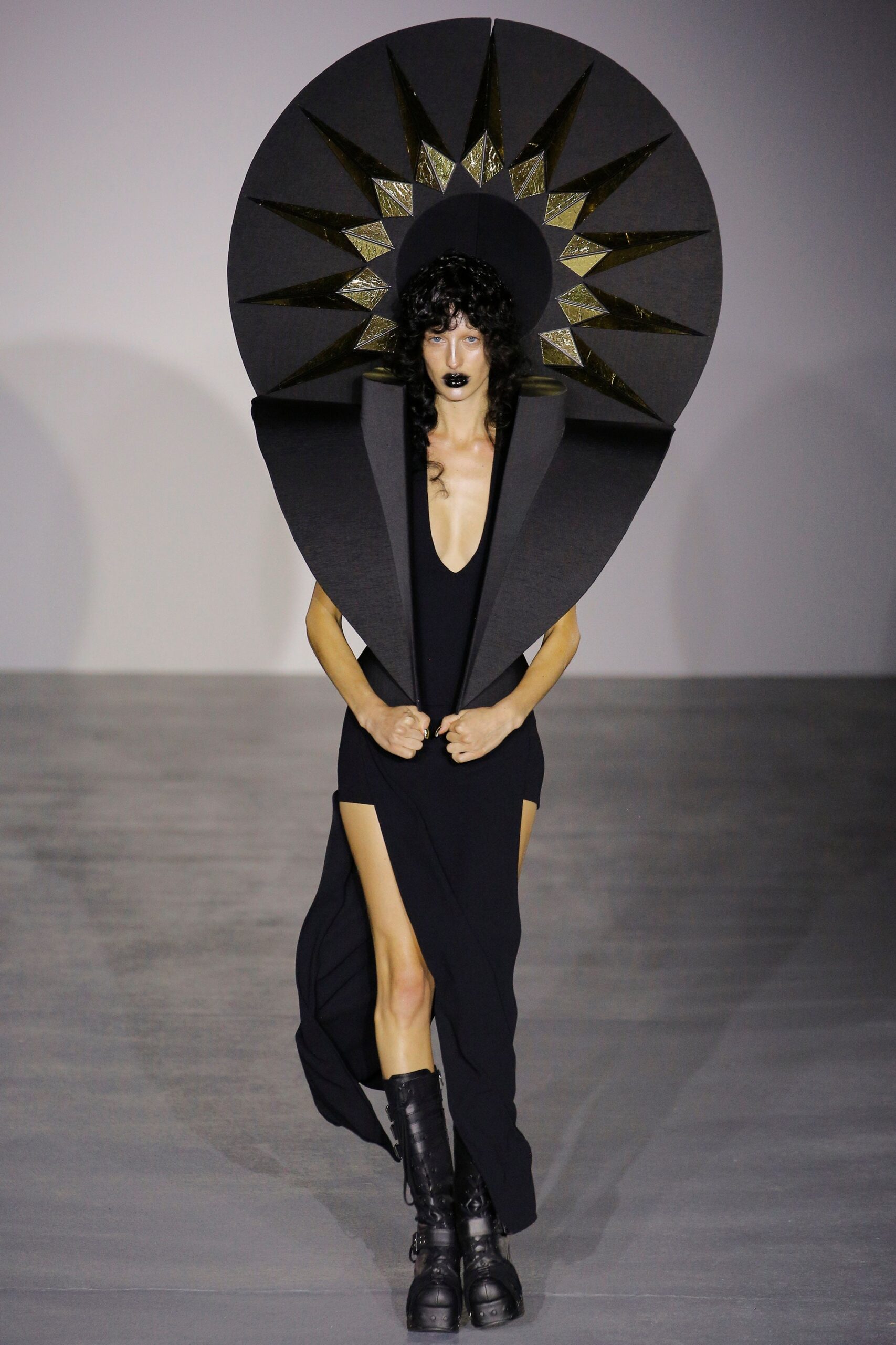 Gareth Pugh S/S 17 Look 1
