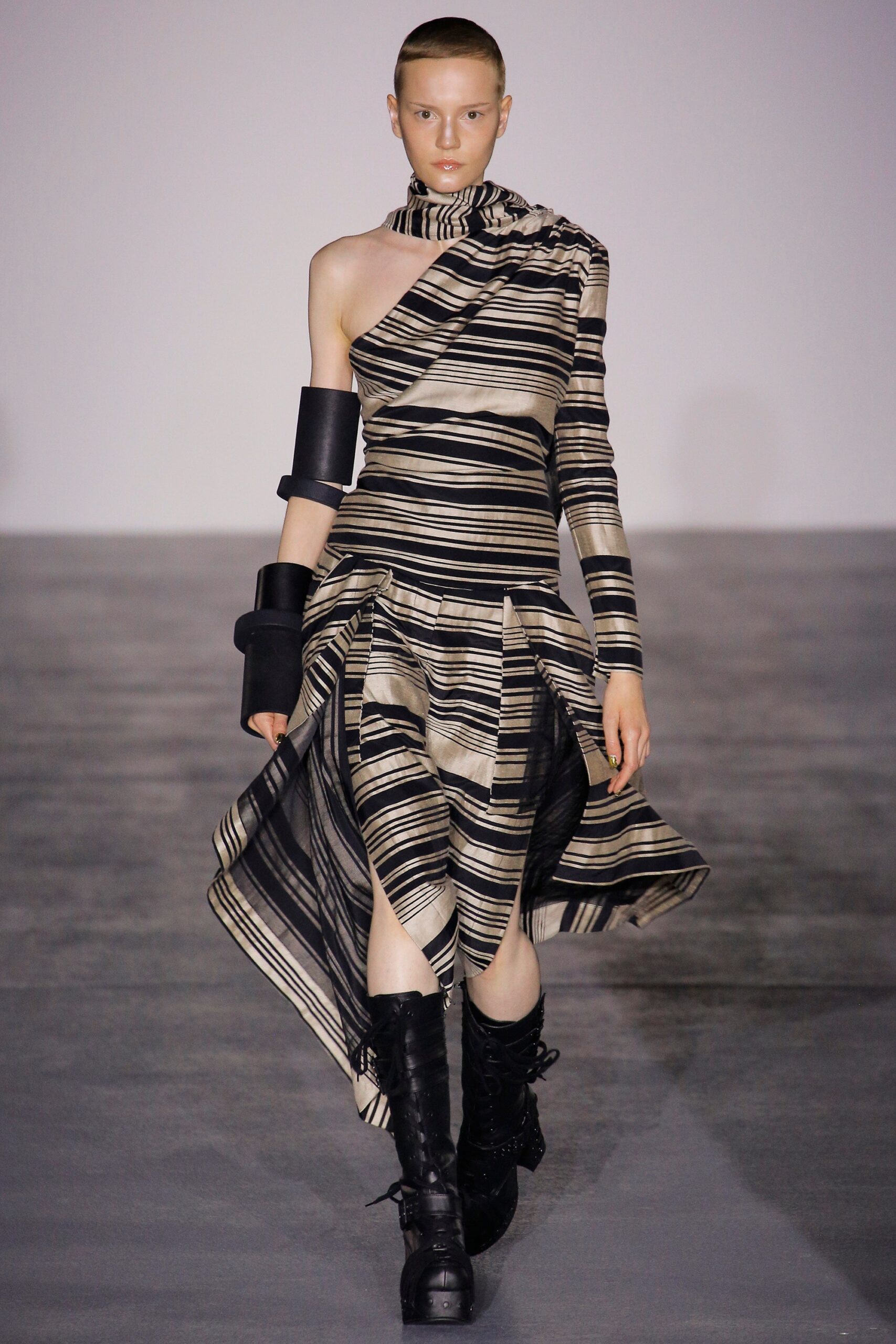 Gareth Pugh S/S 17 Look 29