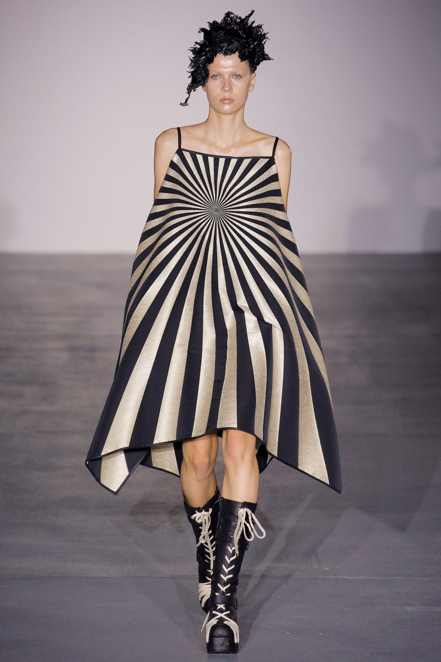 Gareth Pugh S/S 17 Look 33