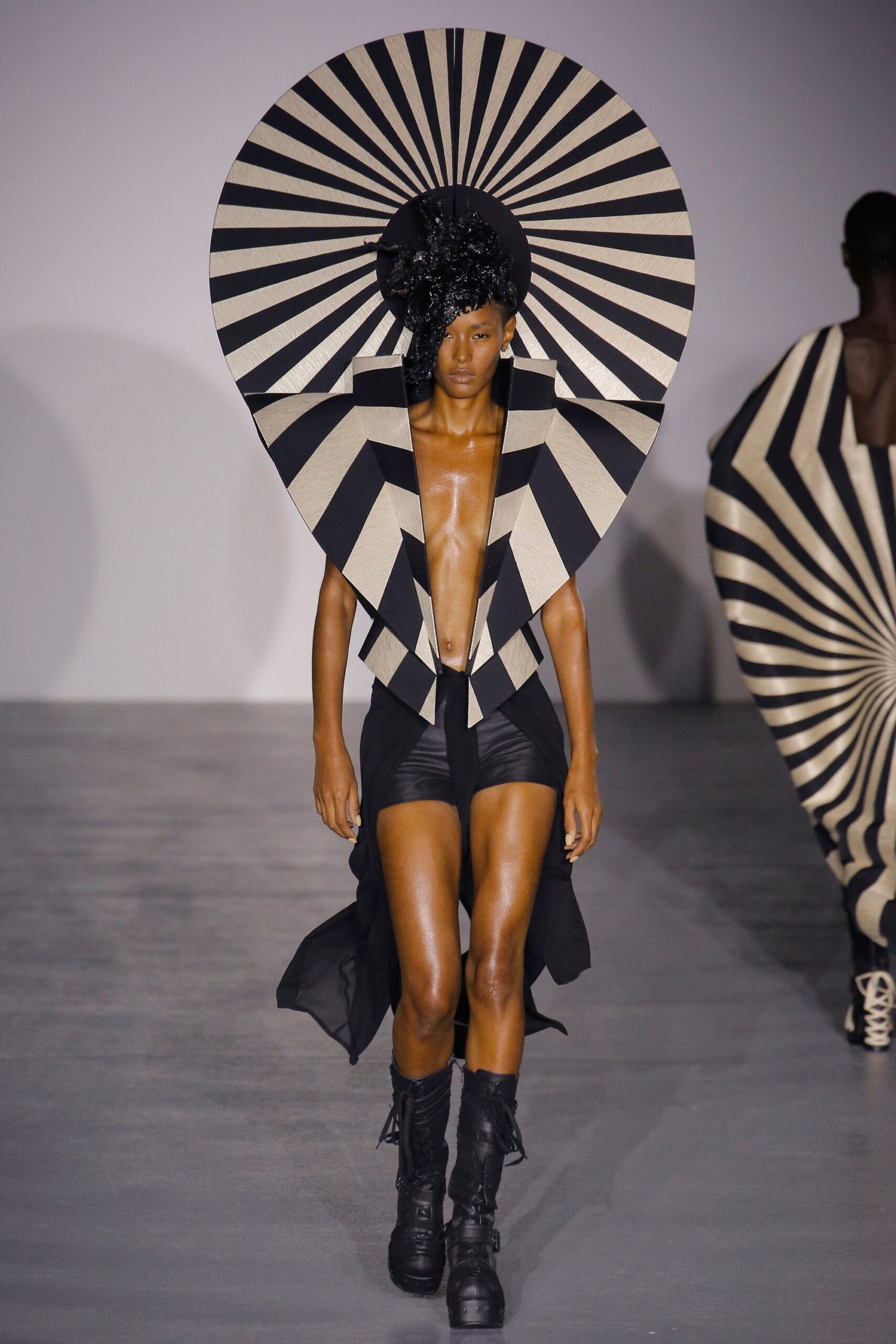 Gareth Pugh S/S 17 Look 35