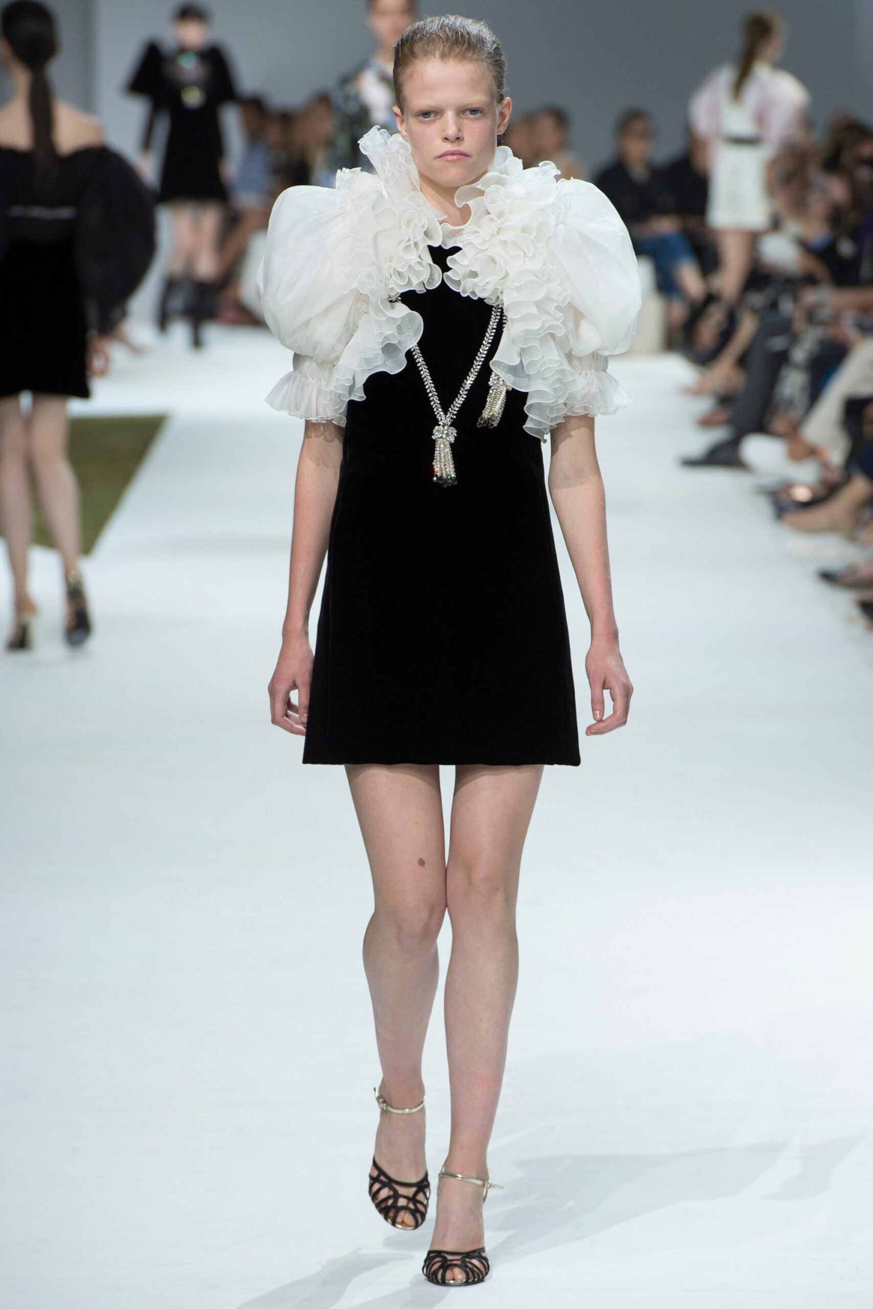 Giambattista Valli F/W 16 Couture Look 27