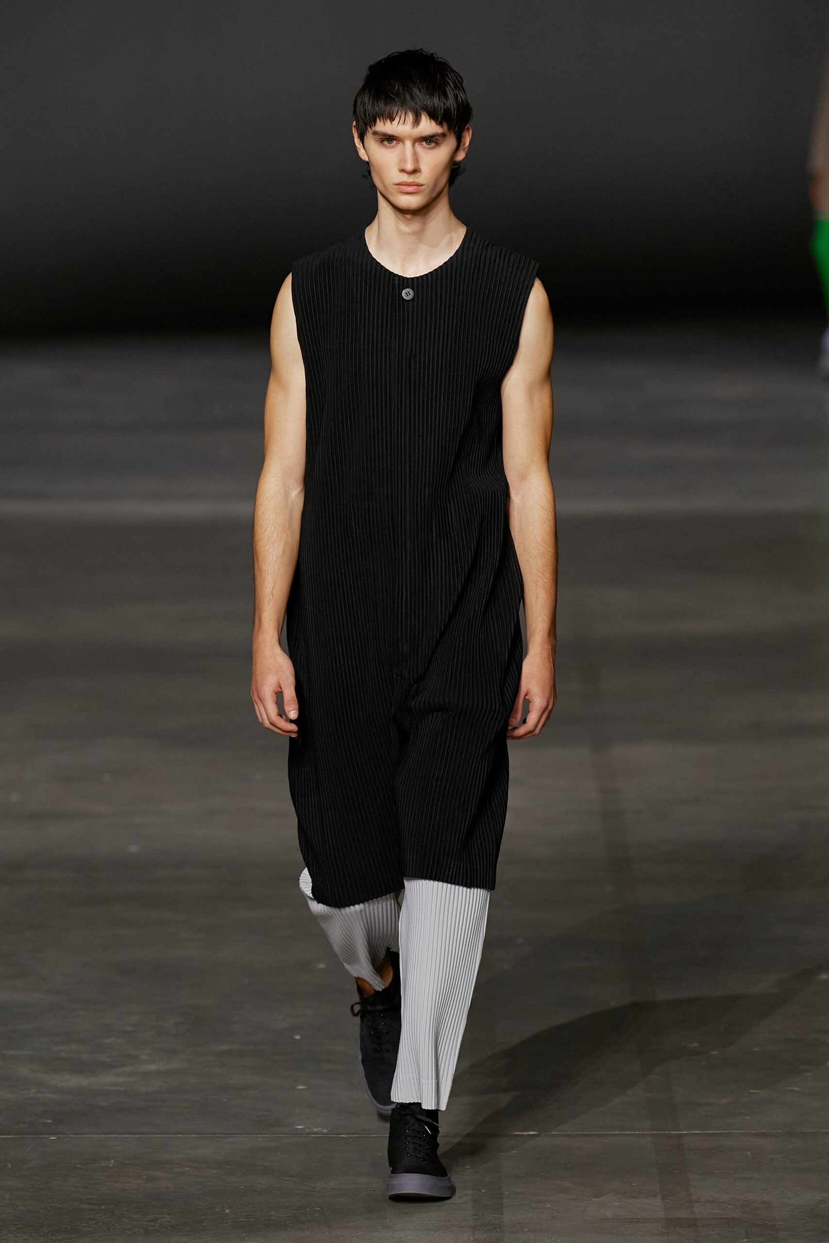 Homme Plissé Issey Miyake F/W 23 Menswear Look 6