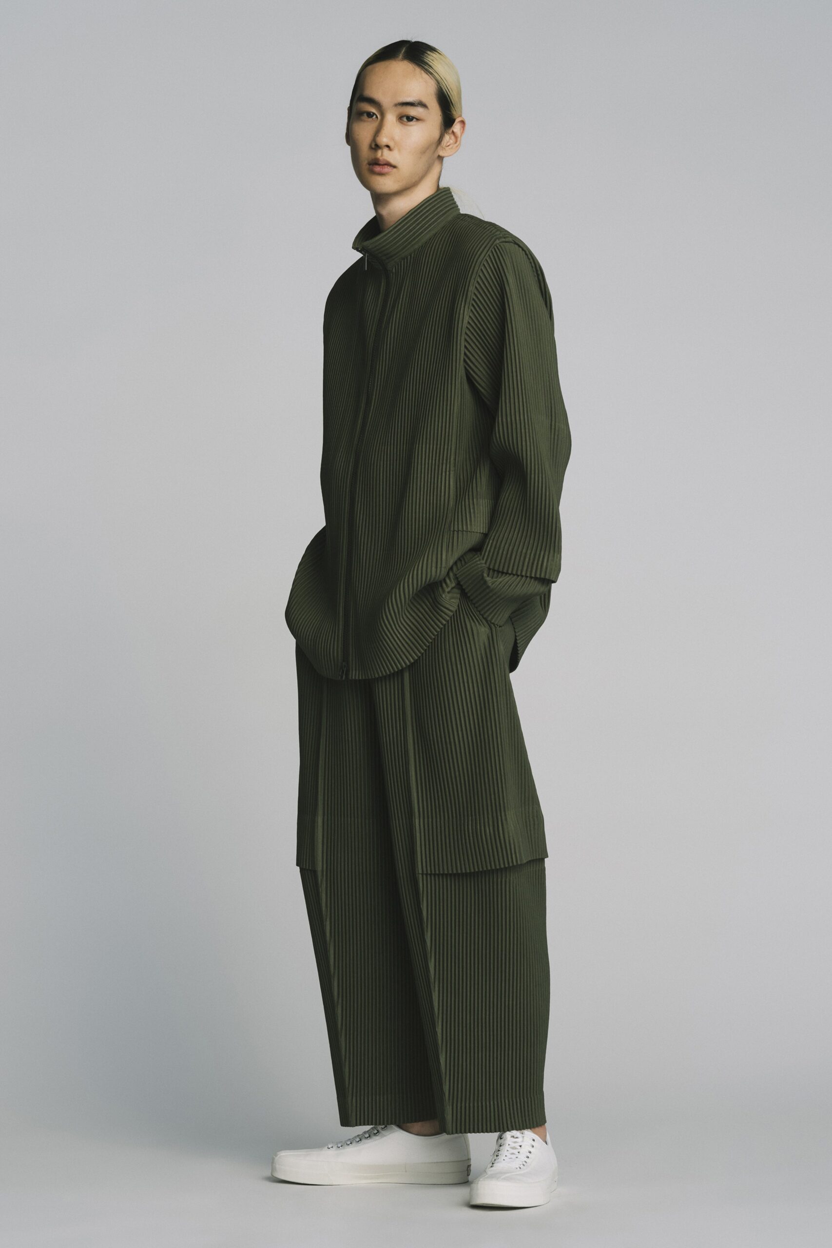 Homme Plissé Issey Miyake F/W 22 Menswear Look 9