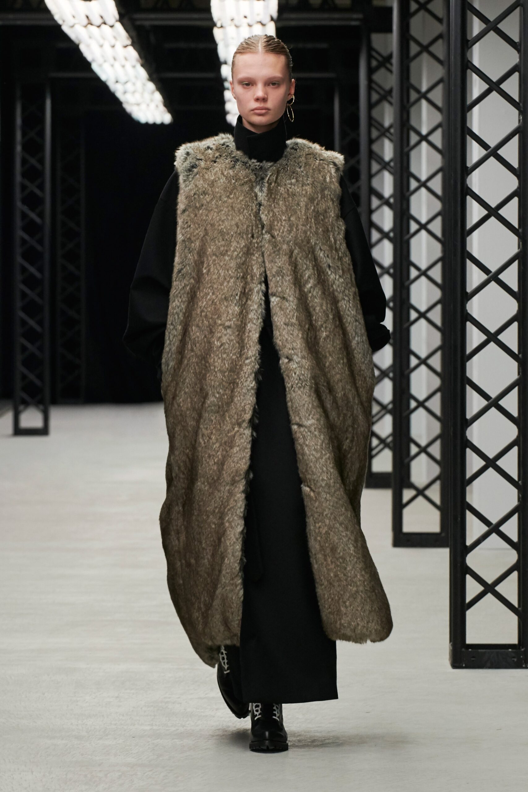 Hyke Tokyo F/W 20 Look 13
