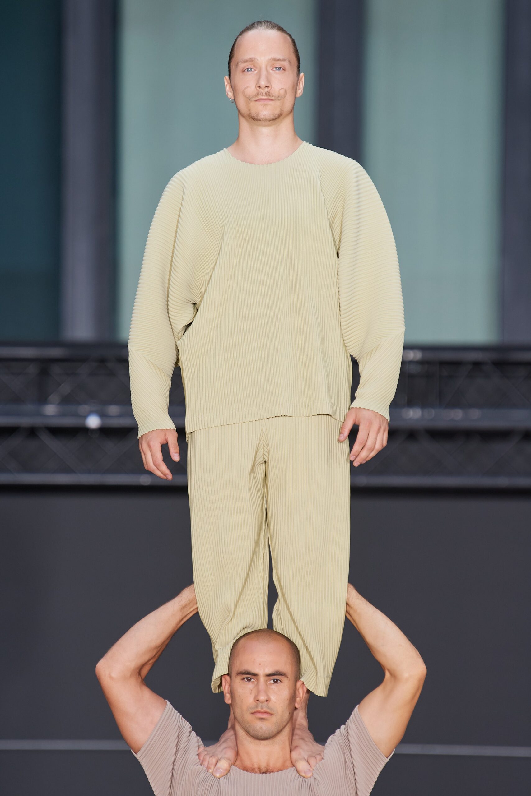 Homme Plissé Issey Miyake S/S 23 Menswear Look 16