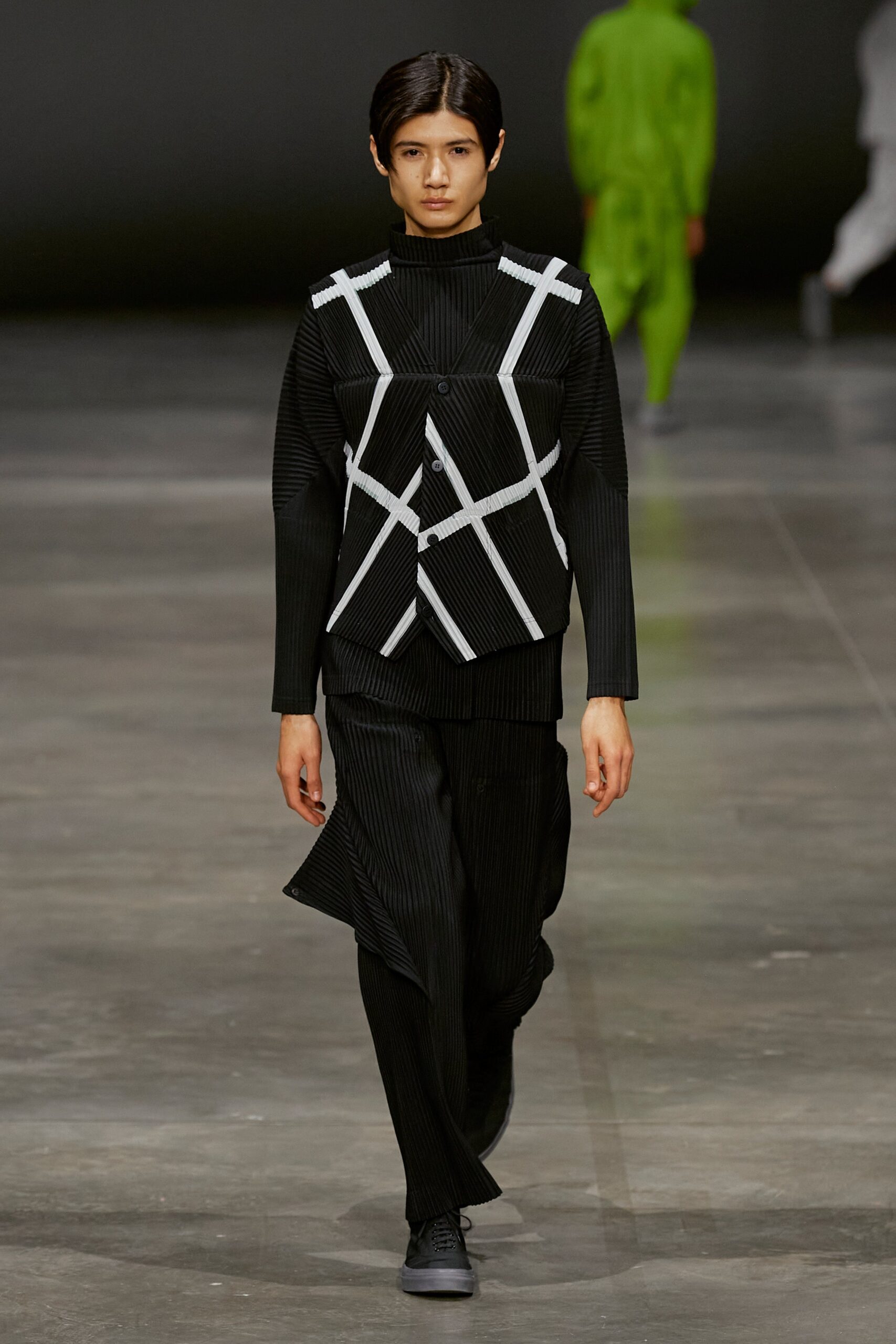 Homme Plissé Issey Miyake F/W 23 Menswear Look 22