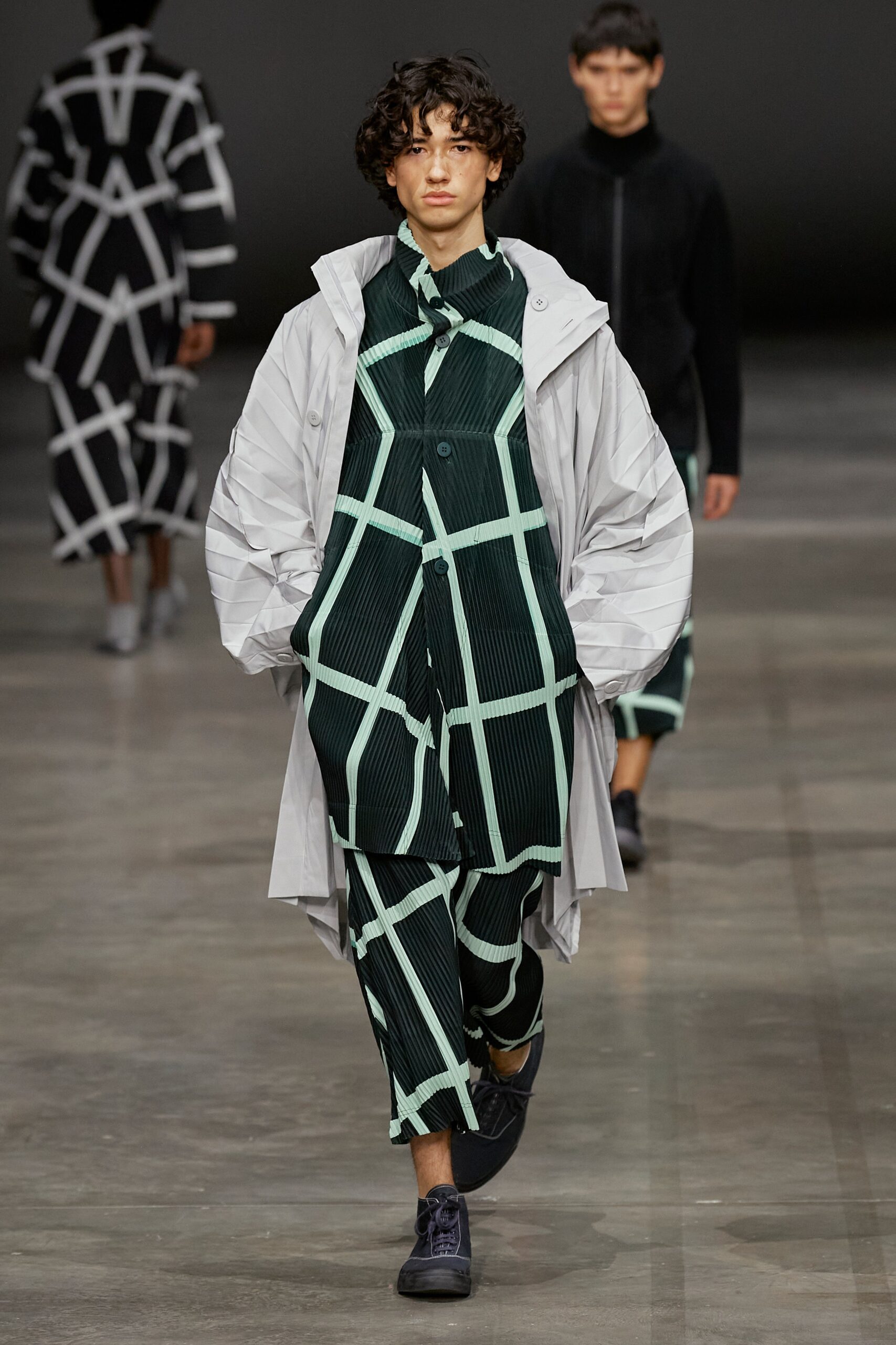 Homme Plissé Issey Miyake F/W 23 Menswear Look 25