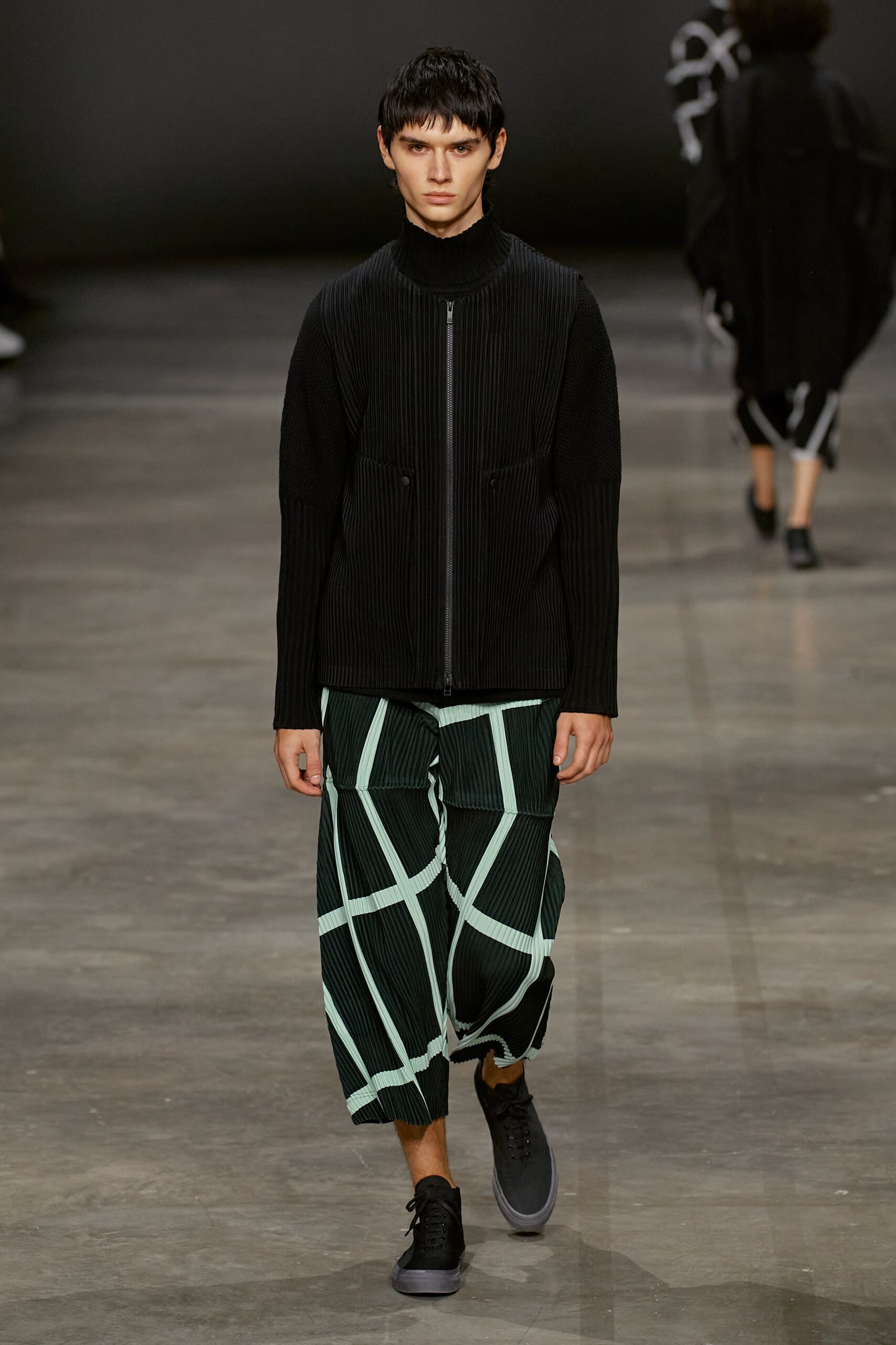 Homme Plissé Issey Miyake F/W 23 Menswear Look 26