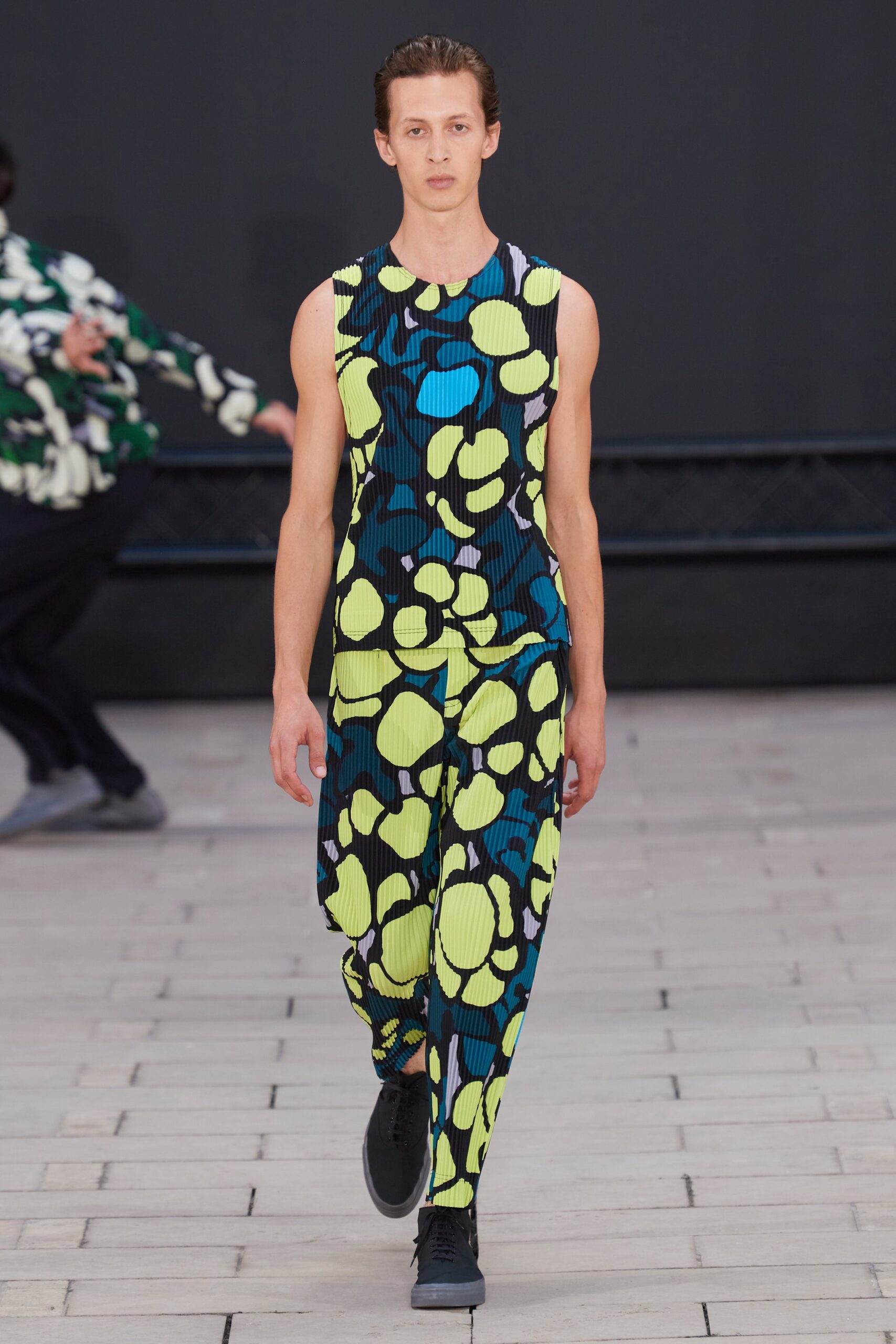 Homme Plissé Issey Miyake S/S 23 Menswear Look 33