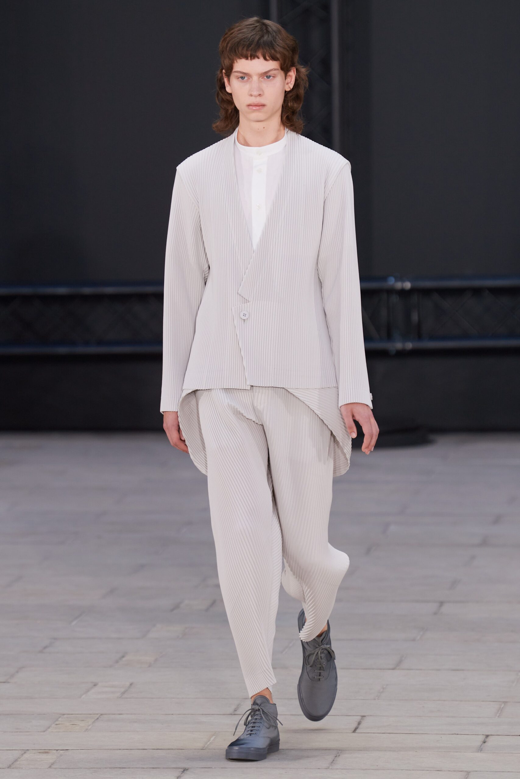 Homme Plissé Issey Miyake S/S 23 Menswear Look 37