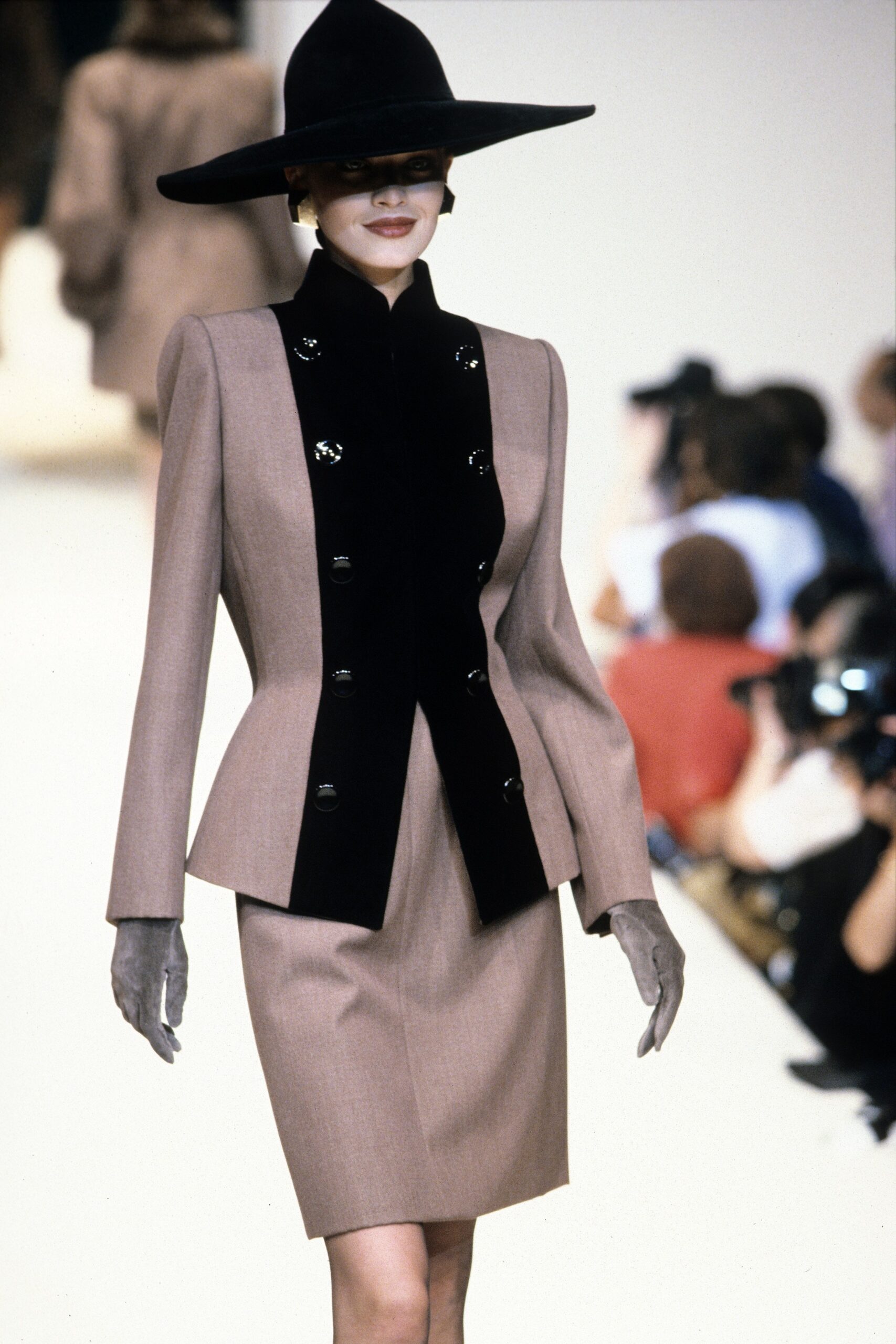 Givenchy F/W 95 Couture Look 23