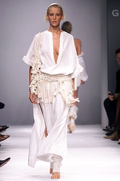 Givenchy S/S 02 Look 19
