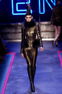 Givenchy F/W 02 Couture Look 10