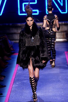 Givenchy F/W 02 Couture Look 22